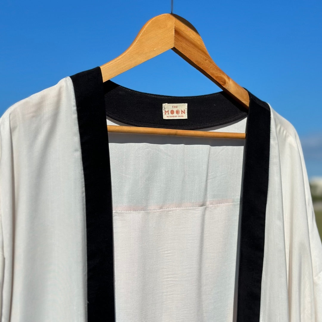 Kimono festif boho chic blanc avec détails en noirs en satin de soie avec gravur - artisanat Tunisien fait main | ILEYCOM