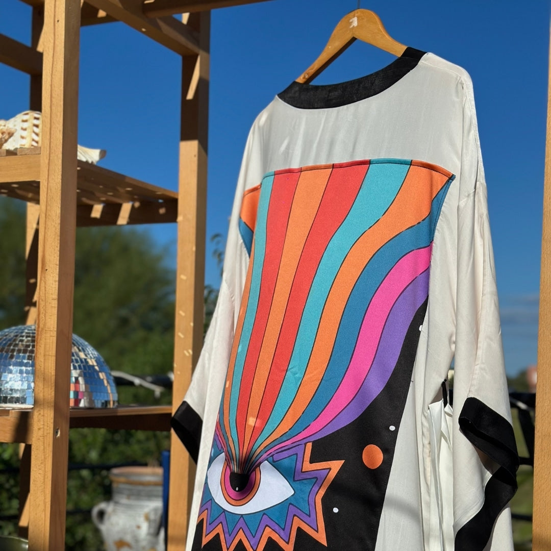 Kimono festif boho chic blanc avec détails en noirs en satin de soie avec gravur - artisanat Tunisien fait main | ILEYCOM
