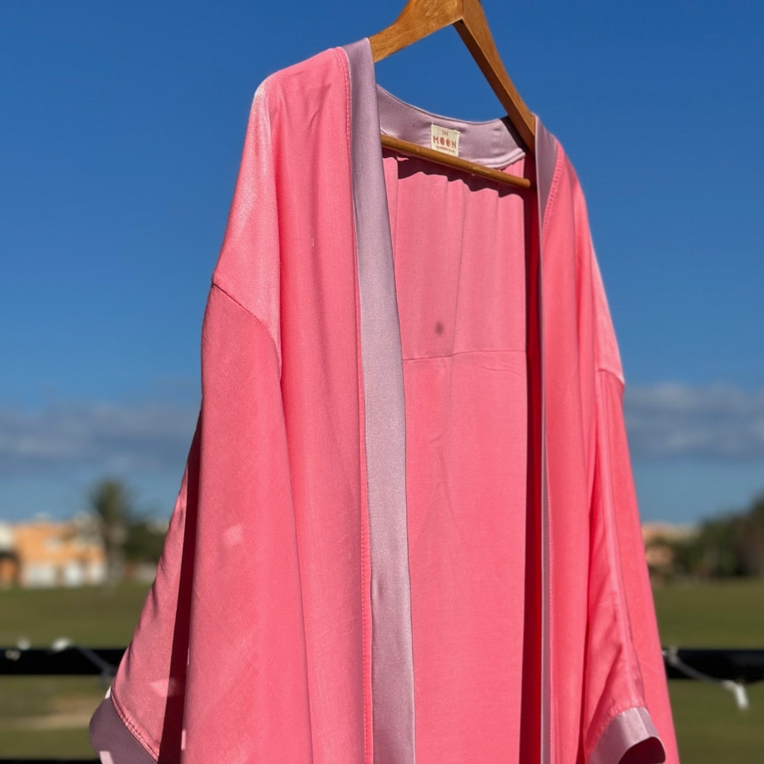 Kimono festif boho chic rose en satin de soie avec gravure tigre - artisanat Tunisien fait main | ILEYCOM