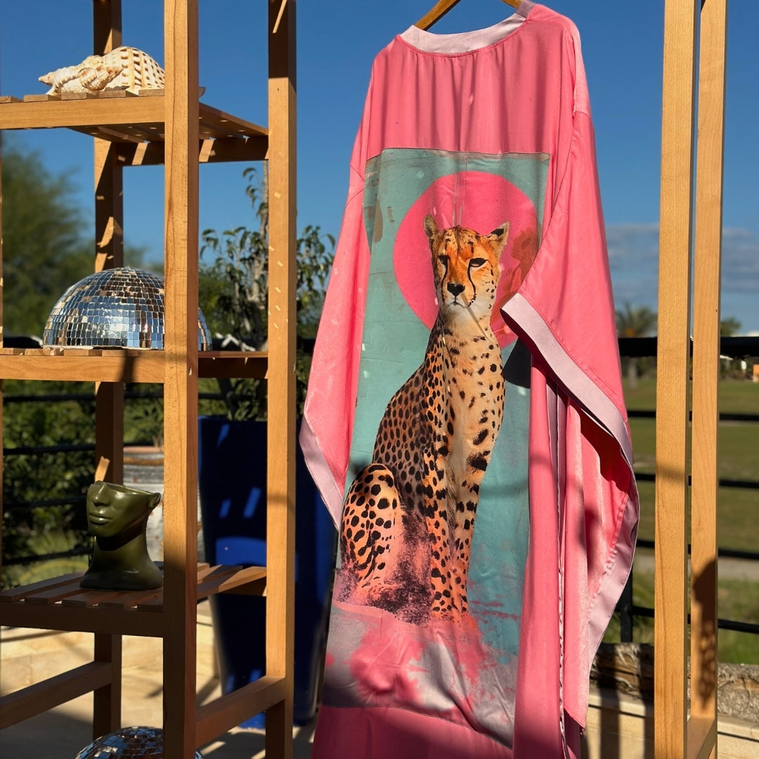 Kimono festif boho chic rose en satin de soie avec gravure tigre - artisanat Tunisien fait main | ILEYCOM