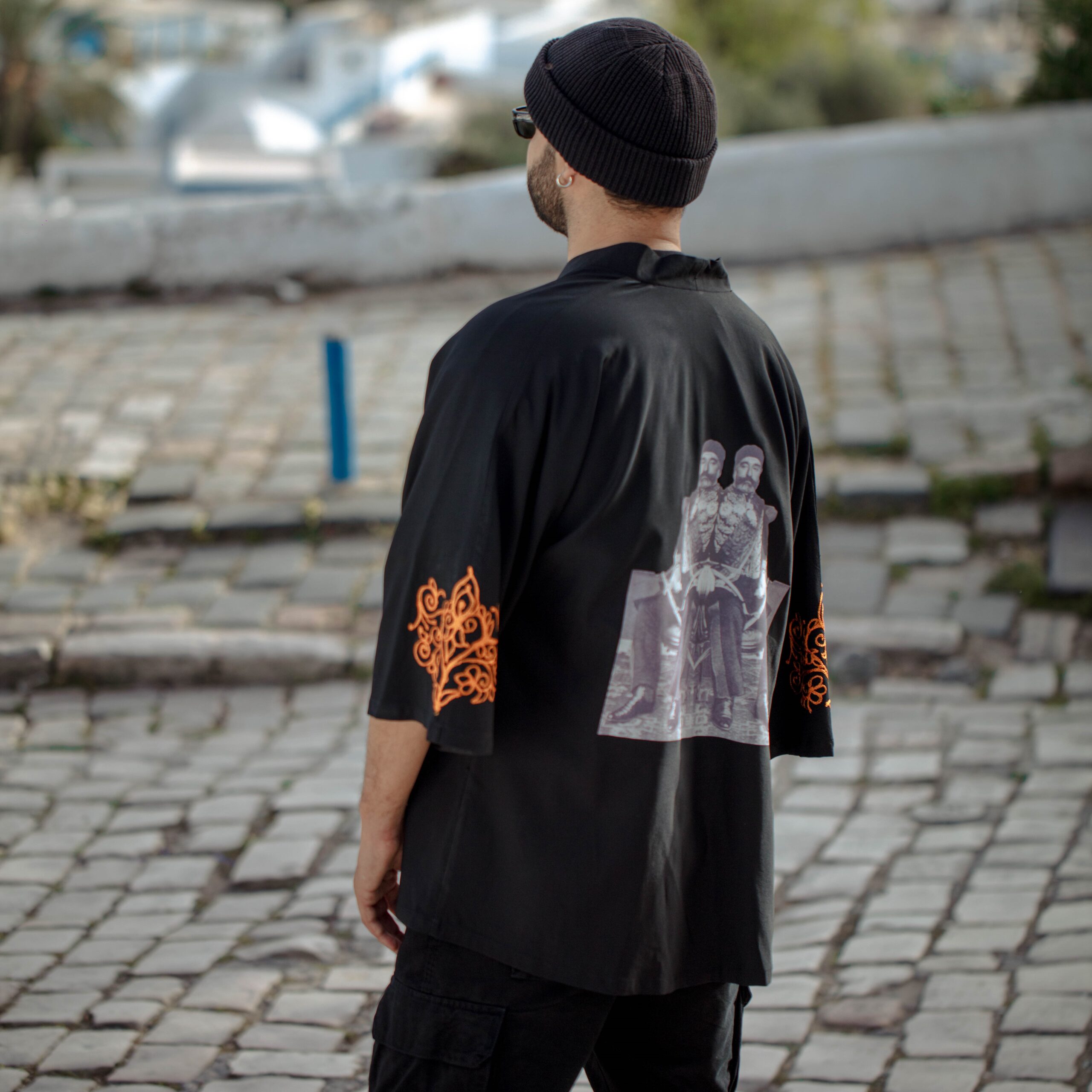 Kimono noir Hedi Bey : Élégance artisanale en édition limitée
