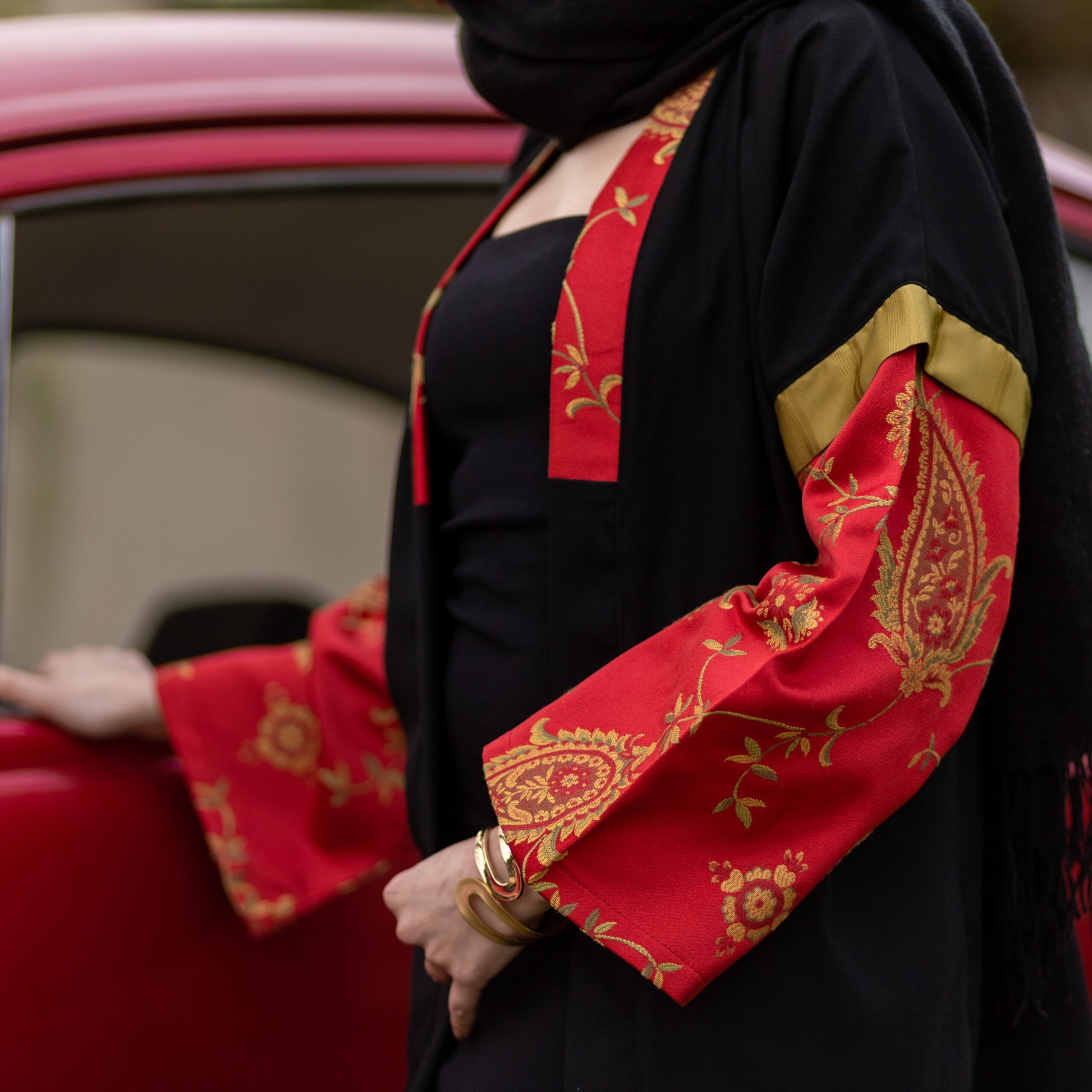 Kimono court noir brodé col & manches rouges dorés