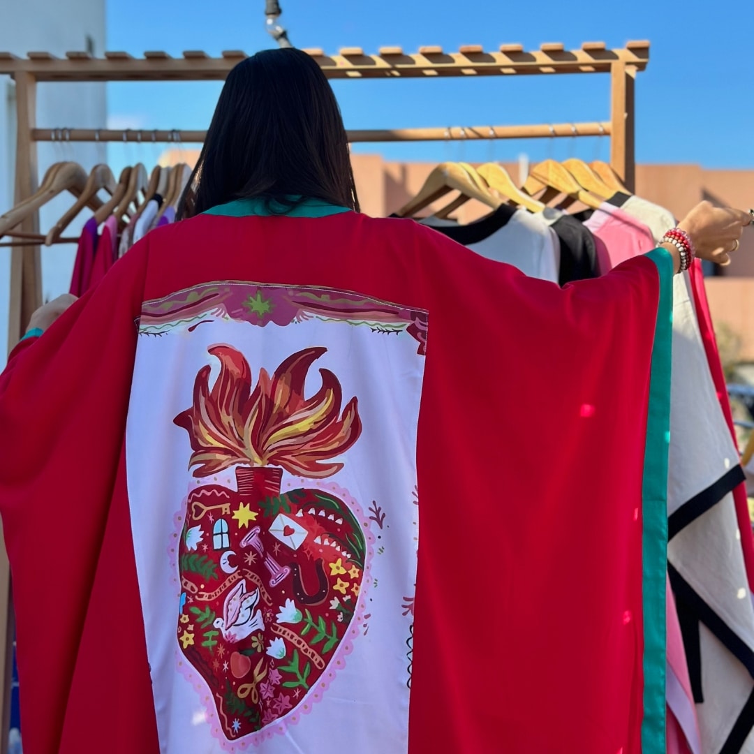 Kimono rouge boho en satin de soie vec illustration festive et des touches verte - artisanat Tunisien fait main | ILEYCOM