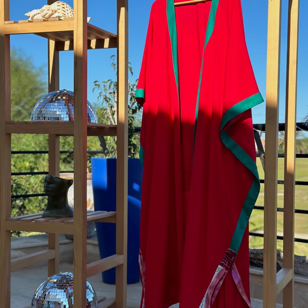 Kimono rouge boho en satin de soie vec illustration festive et des touches verte - artisanat Tunisien fait main | ILEYCOM