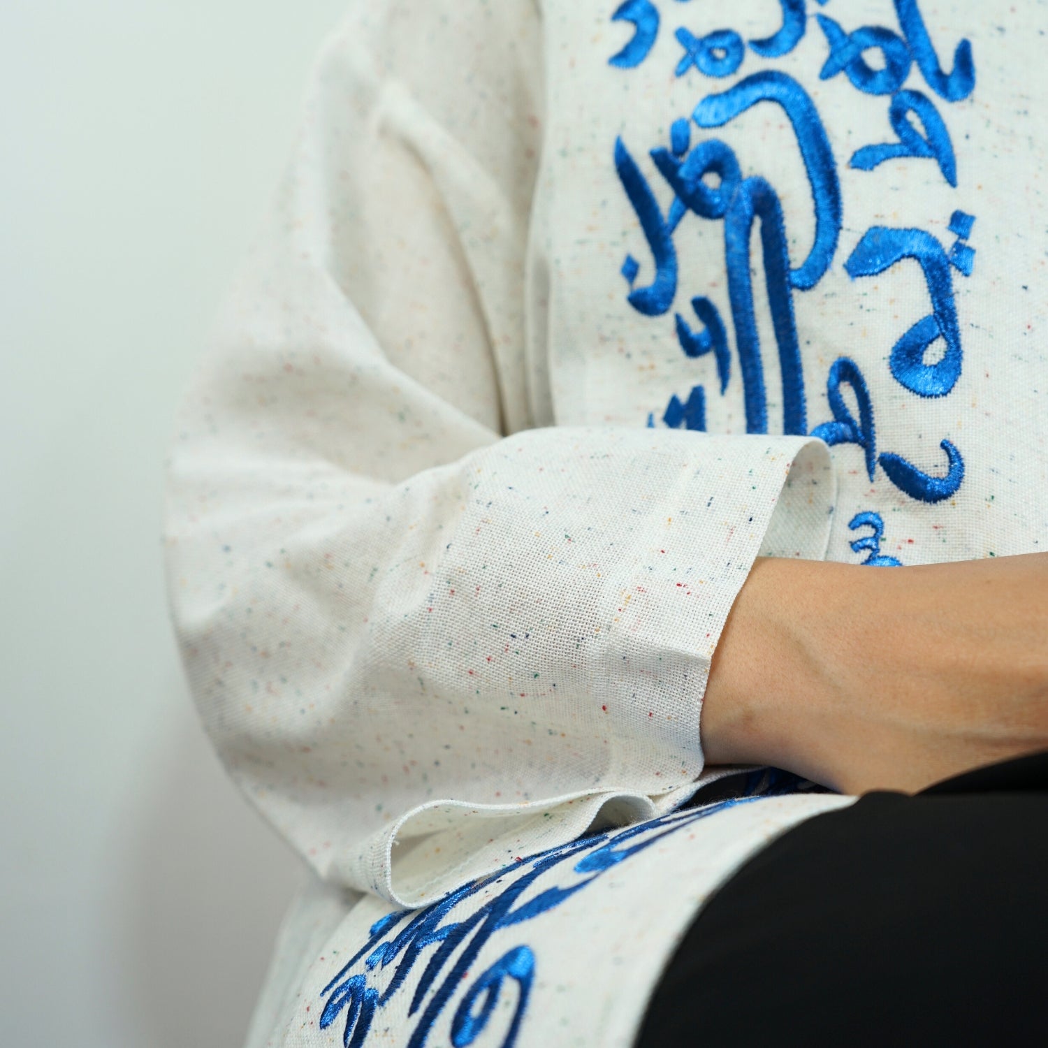 Kimono Traditionnel avec Calligraphie Arabe en Bleu - artisanat Tunisien fait main | ILEYCOM