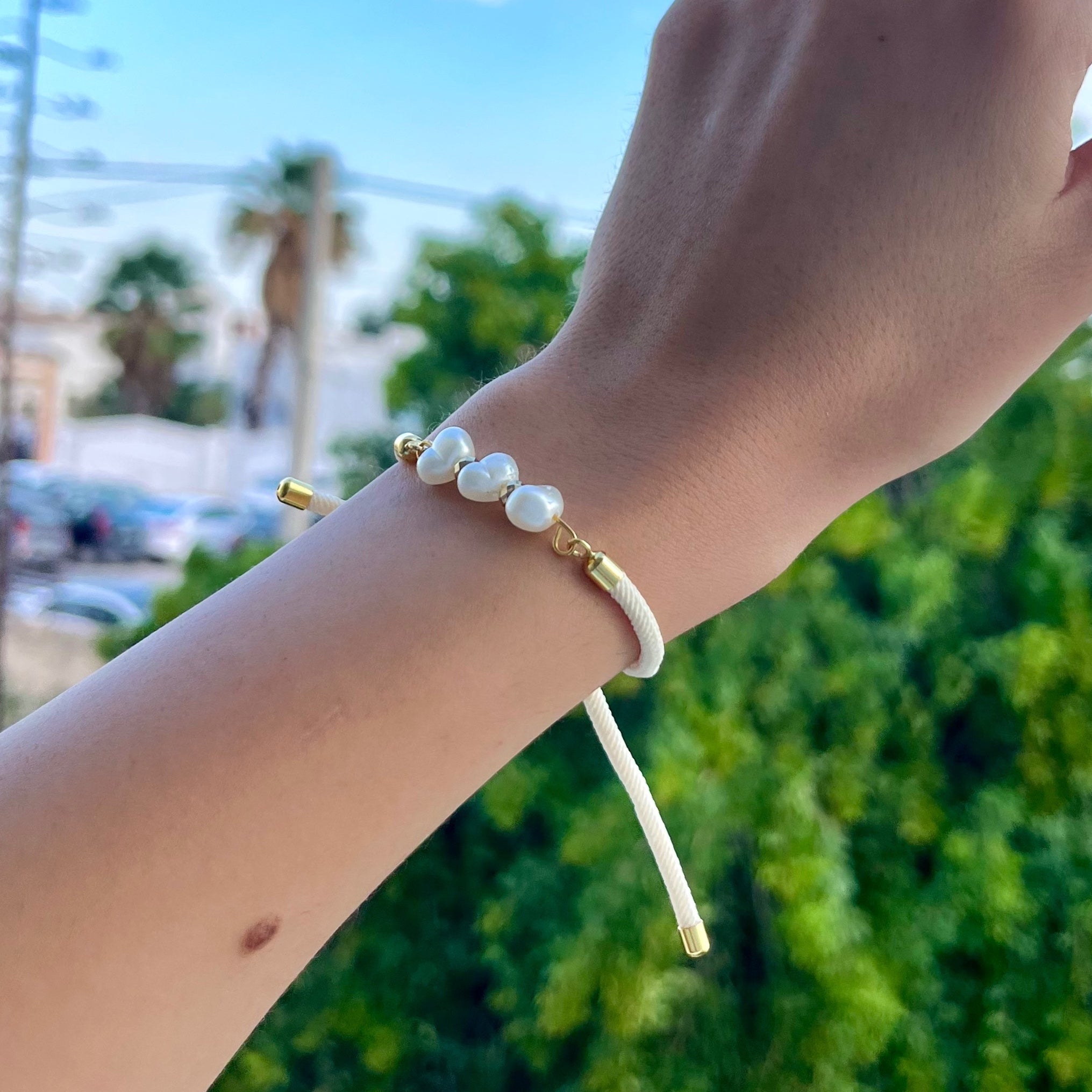 Bracelet ajustable avec des perles blanc