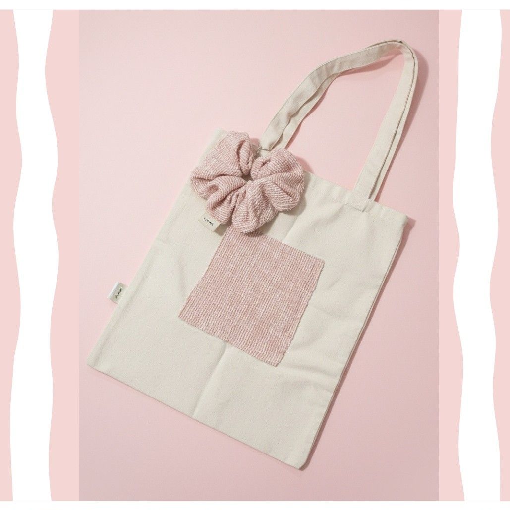 Totebag rose original en tissu 100% naturel accompagné d'un porte-clés scrunchie