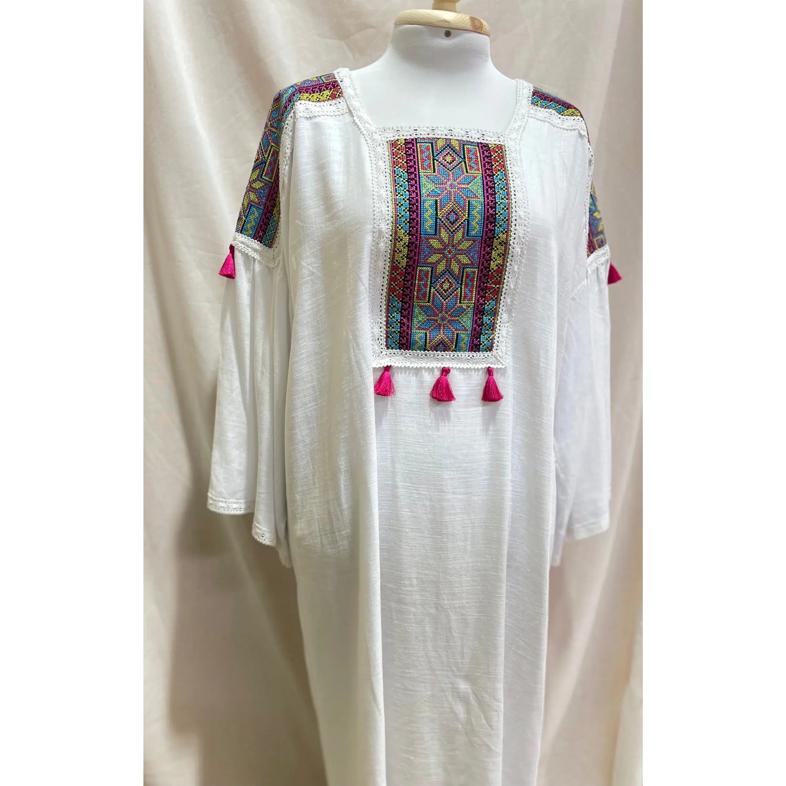 Robe artisanale blanche brodée