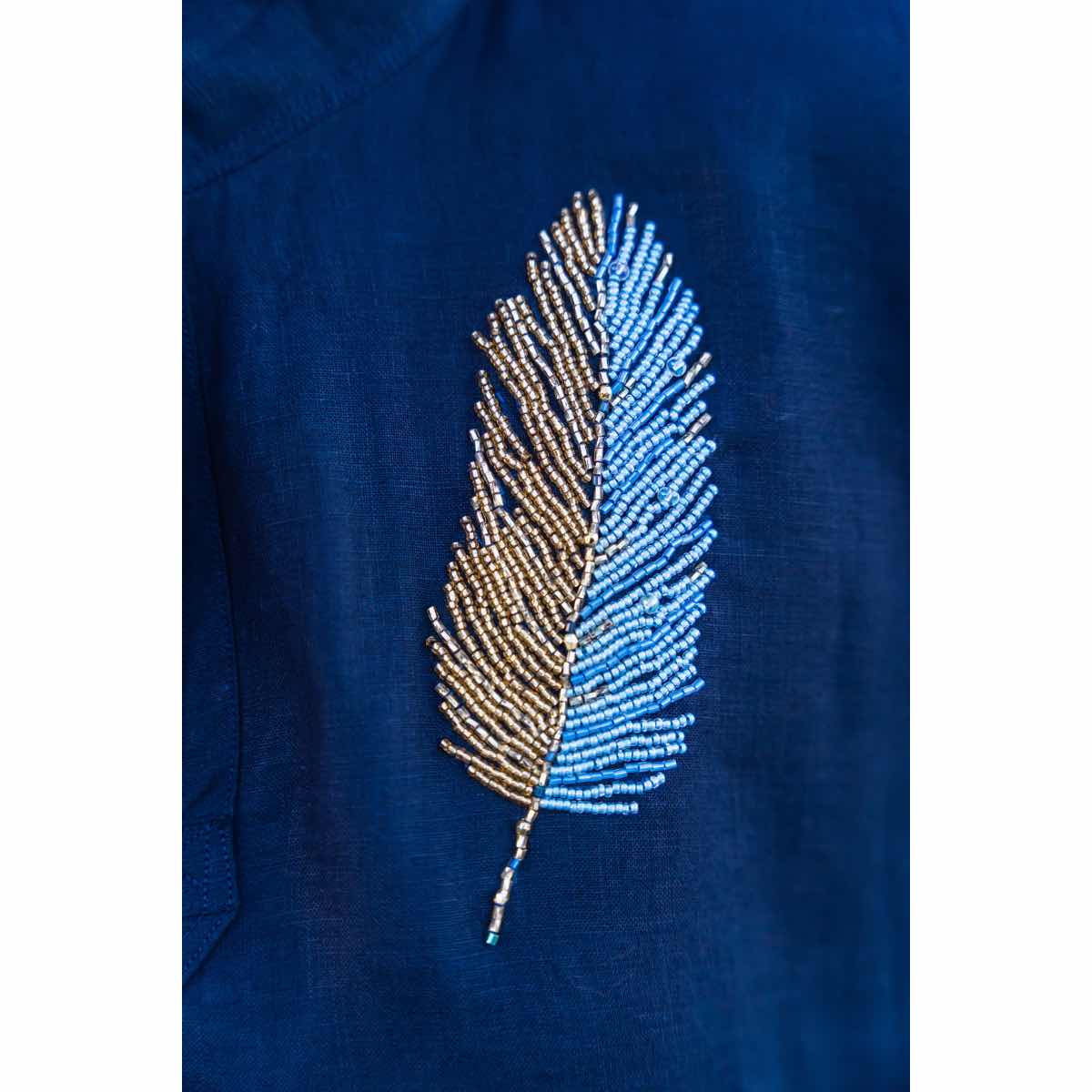 Blouze bleue brodée à la main pour un style unique et chic