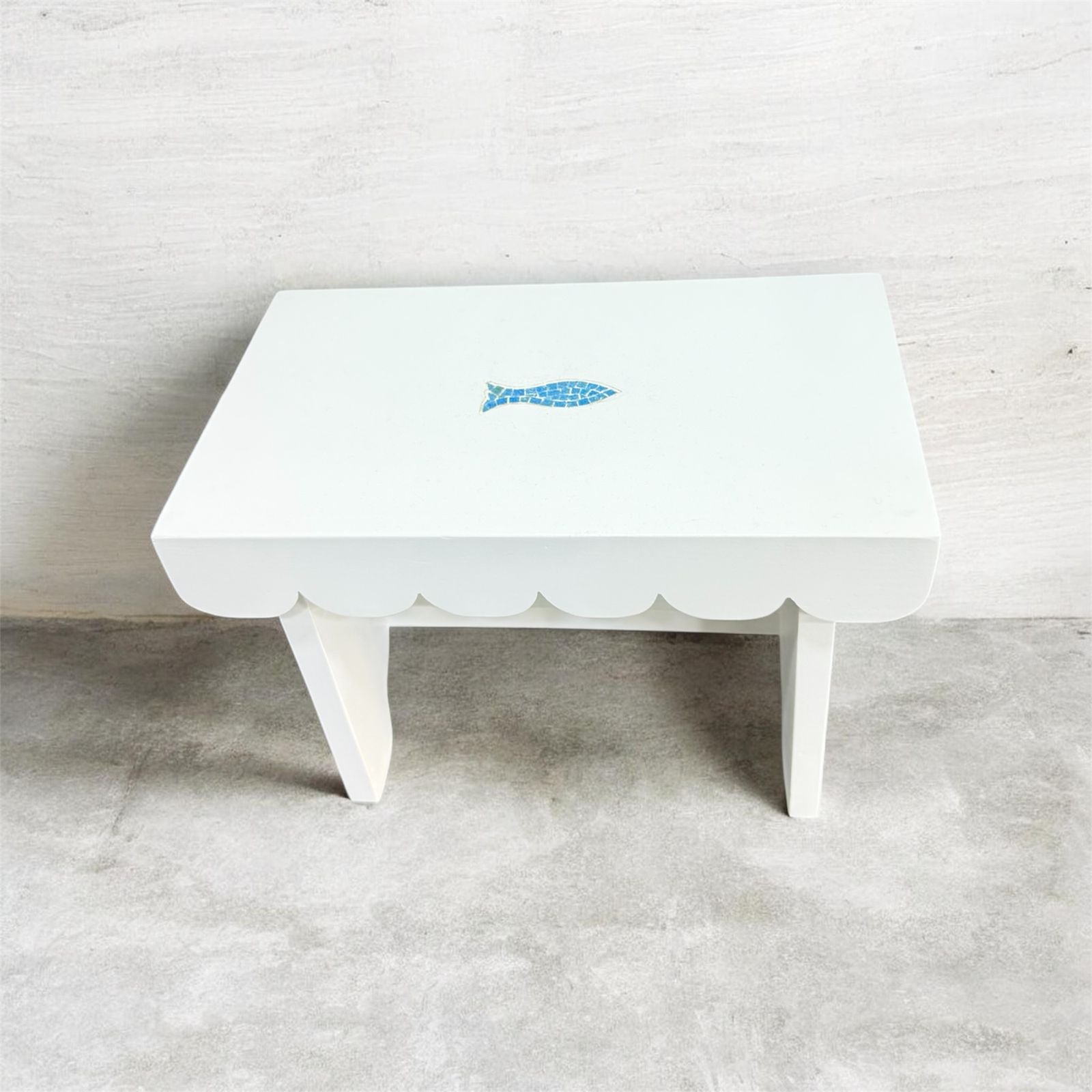 Mini banc Tabouret en bois blanc – Motif poisson en mosaïque - 37 × 21 × H 26 cm
