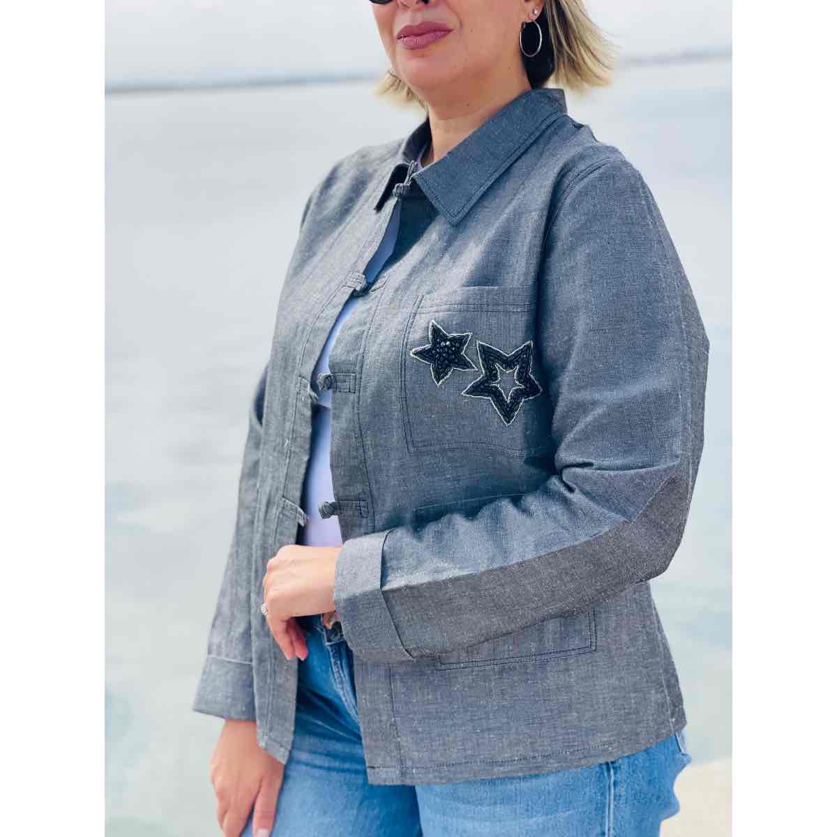 veste gris brodée à la main élégance et qualité premium