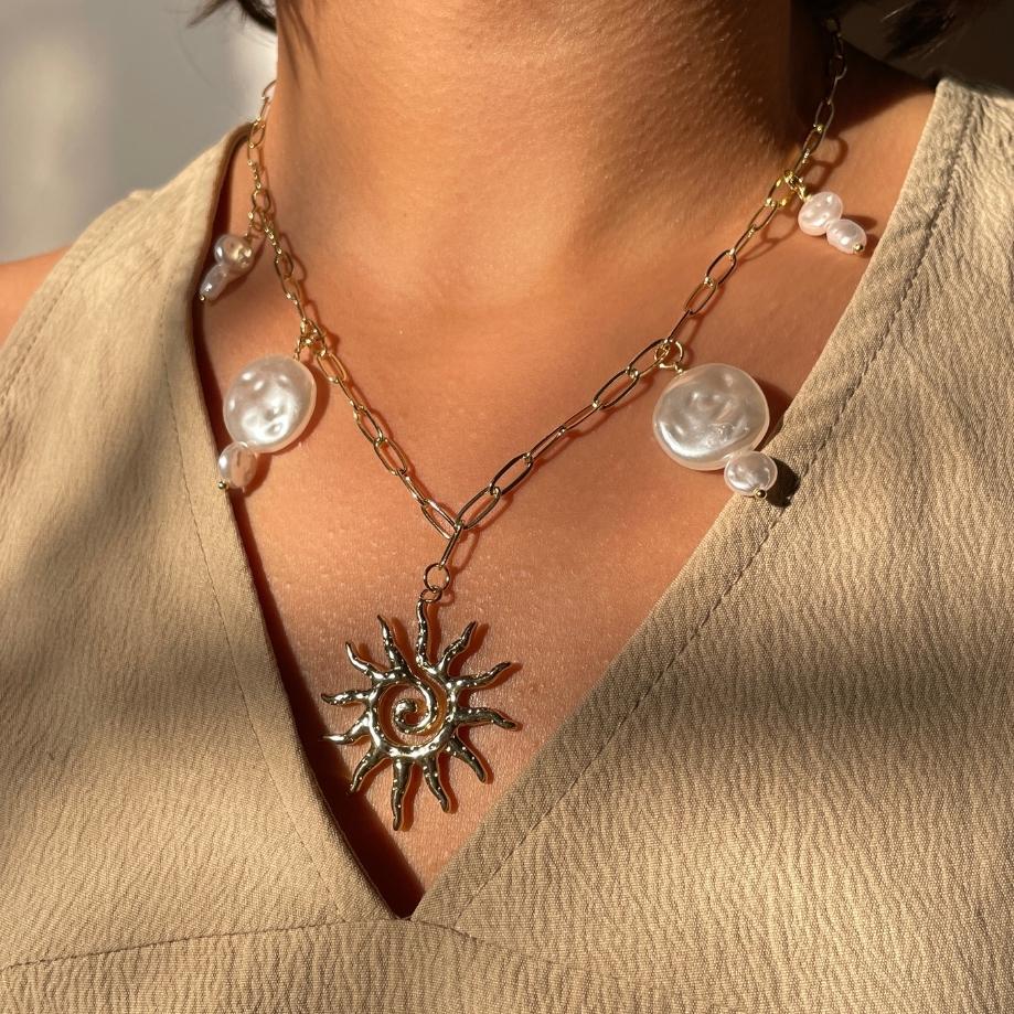 Collier artisanal soleil doré et perles en nacre blanche