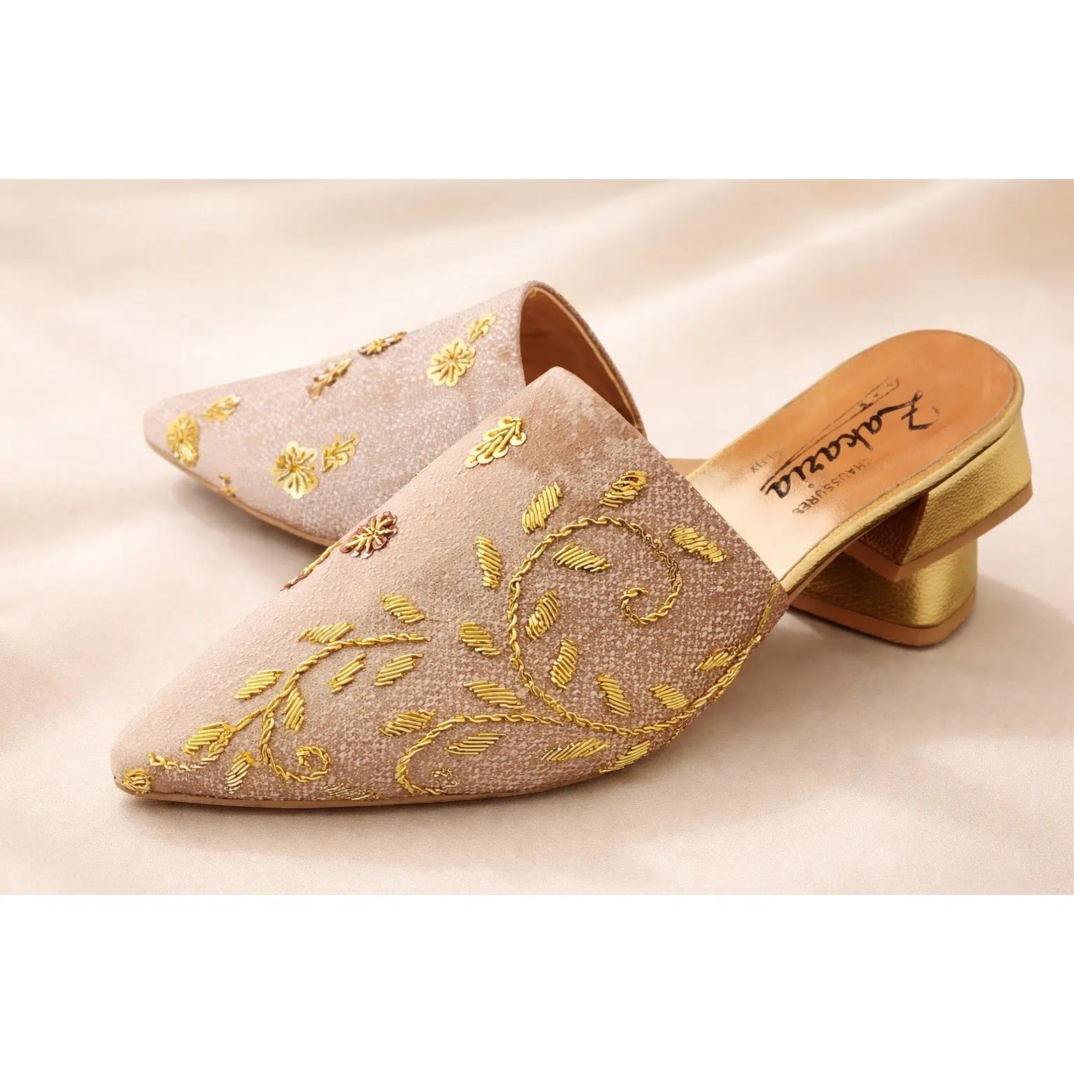 mule brodée dorée lisse pour un style élégant et exclusif