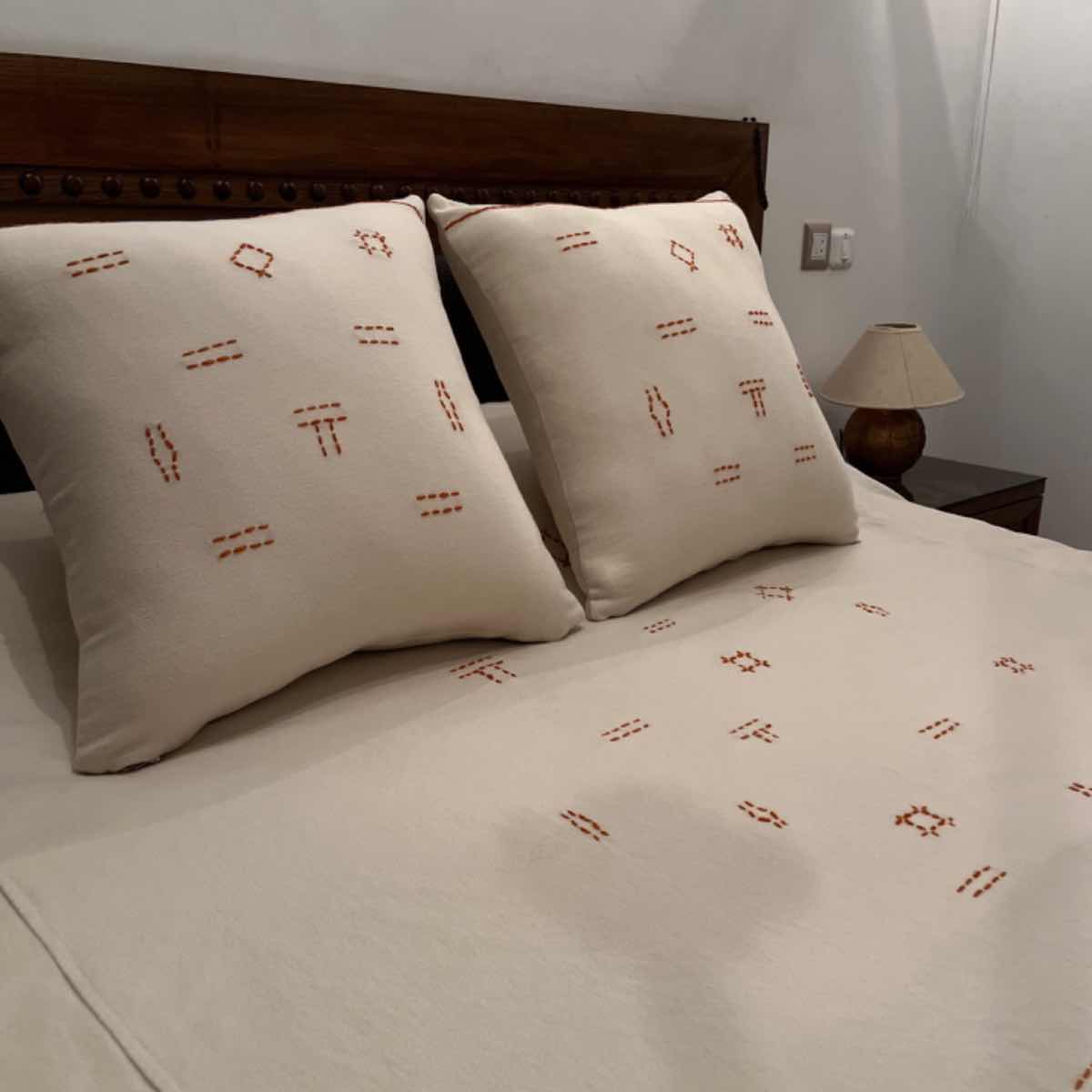 Couvre-lit 2 Places 100% Laine Brodé Main – Motifs Berbères Orange sur Écru + 2 Coussins 60x60 cm