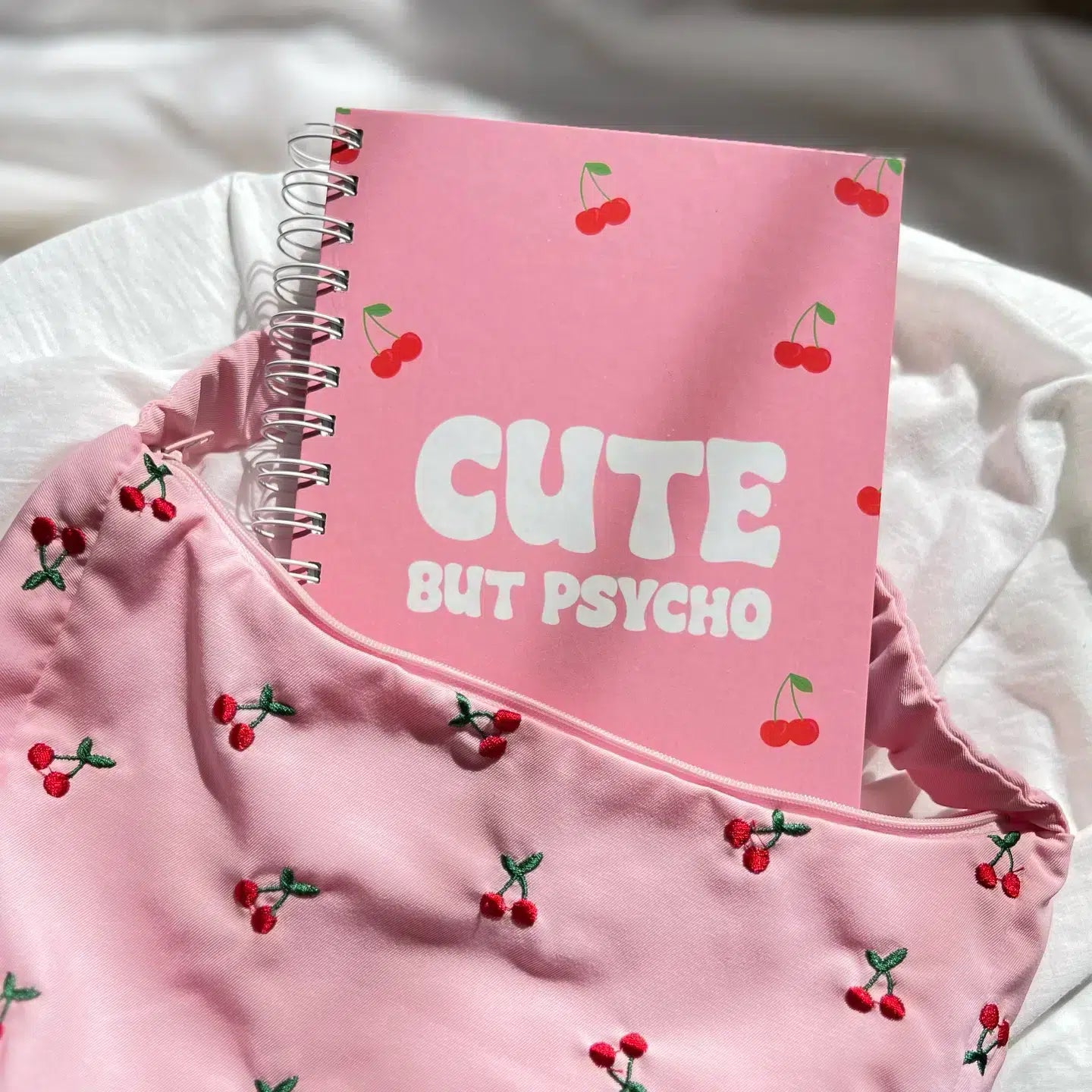 Carnet A5 Spirale 'Cute but Psycho' - Couverture Rigide Originale