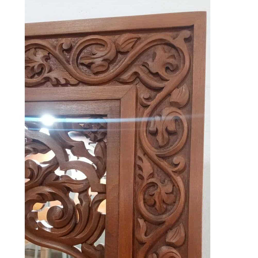 Niche en bois sculptée à la main avec éclairage élégant