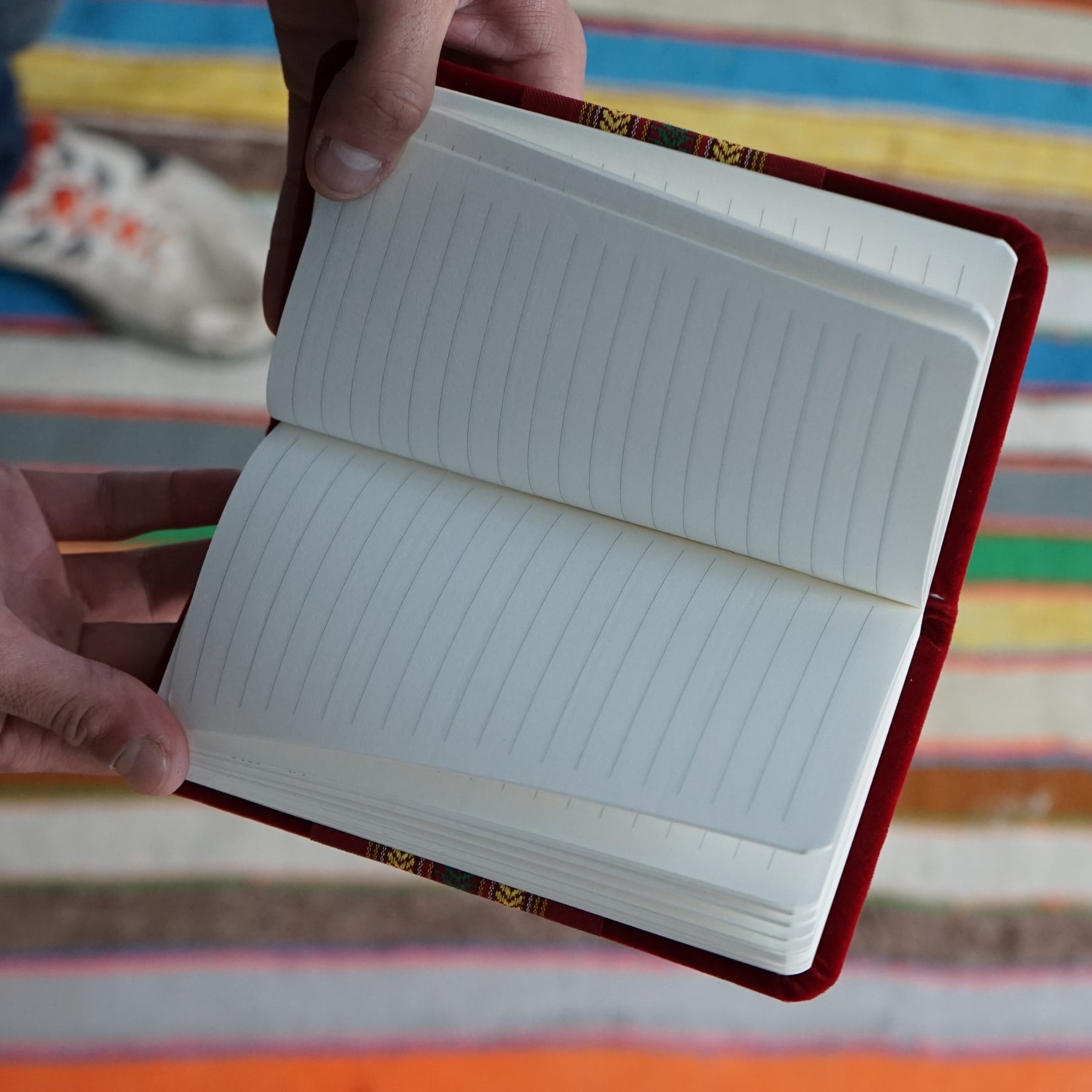 Notebook rouge velour avec détails khomsa