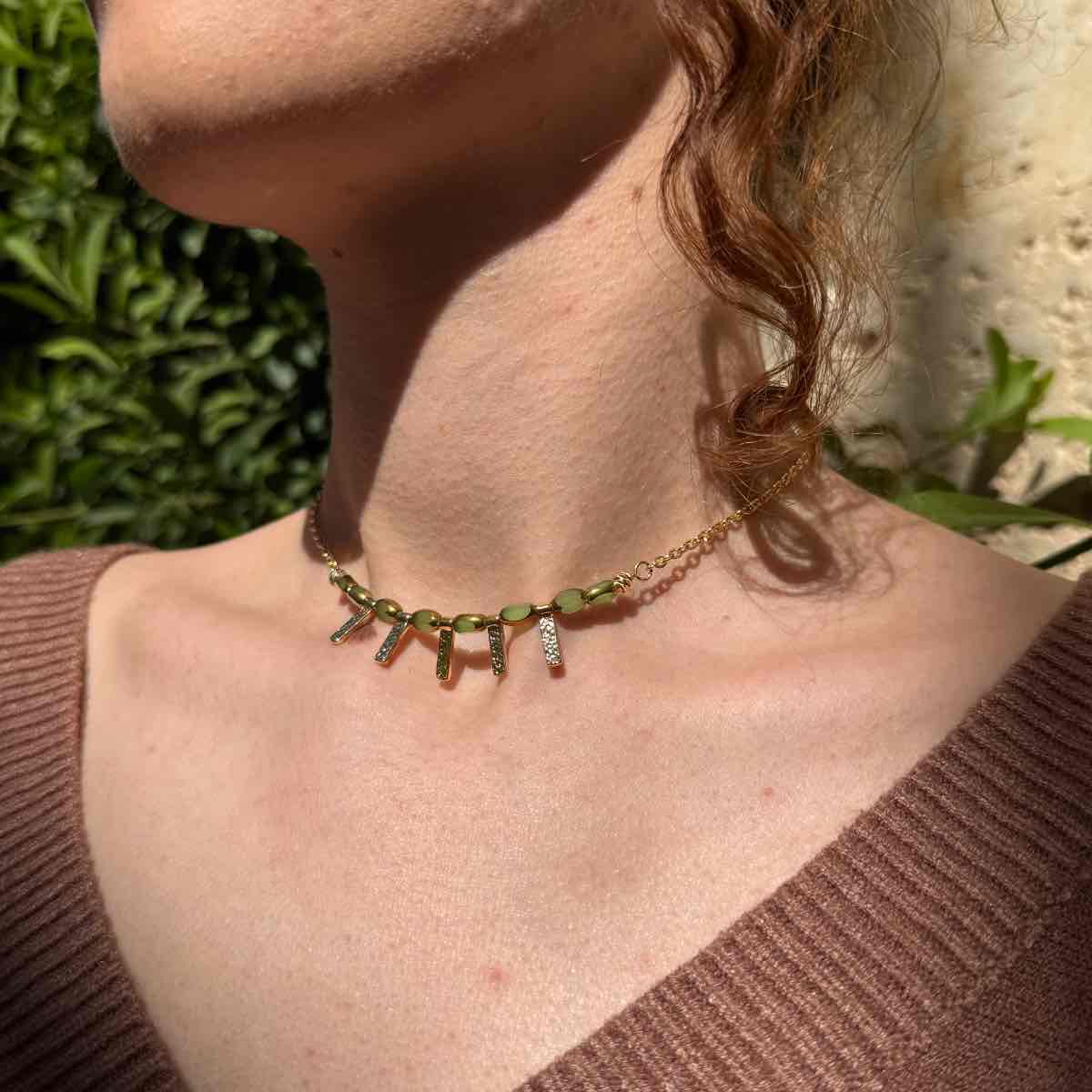 Collier laiton doré avec cristaux verts