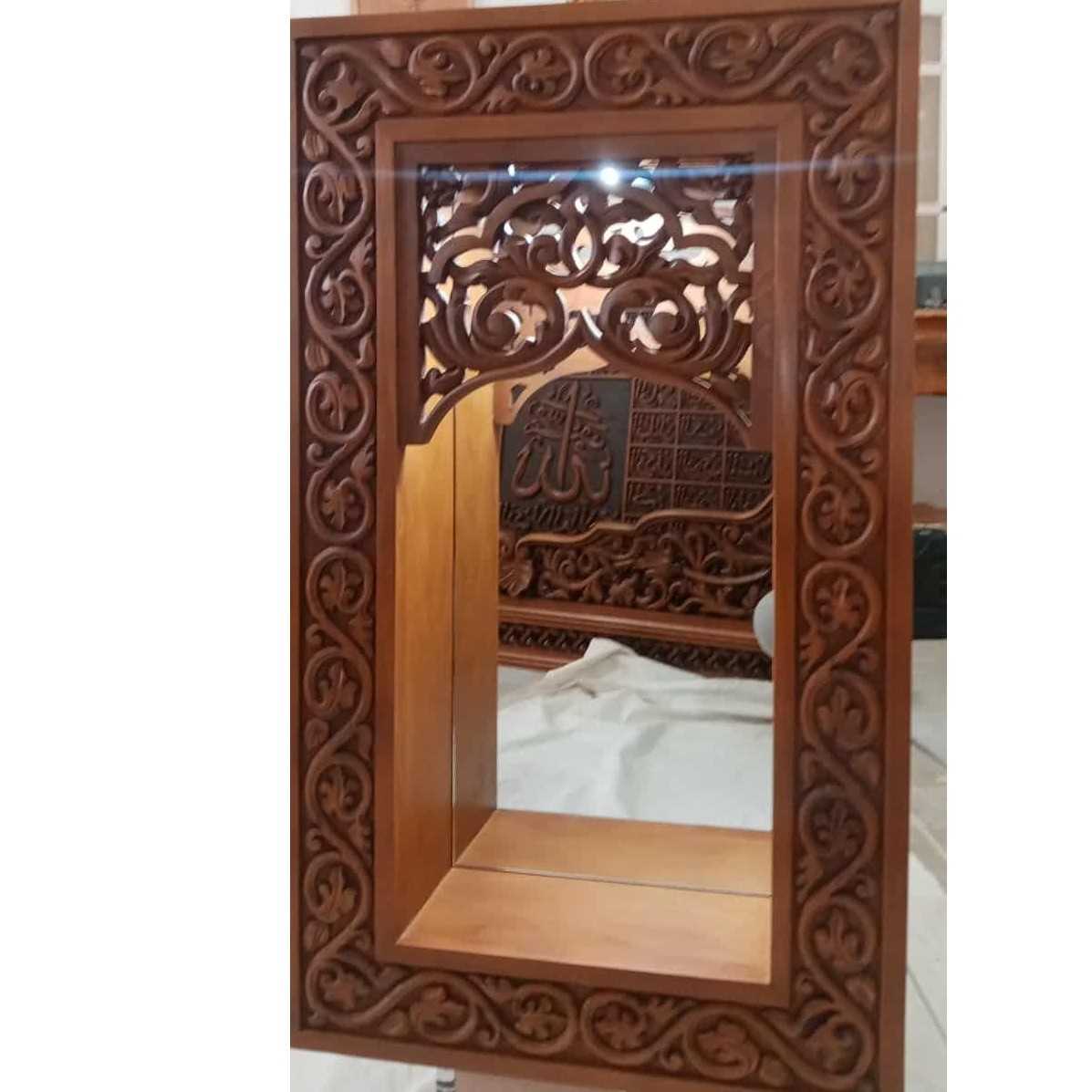 Niche en bois sculptée à la main avec éclairage élégant