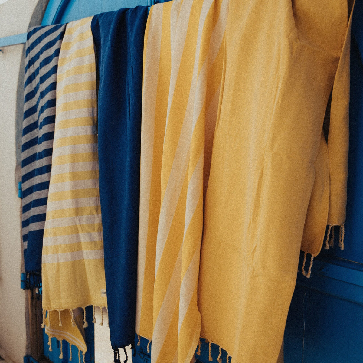 Fouta éponge bleu marine rayée