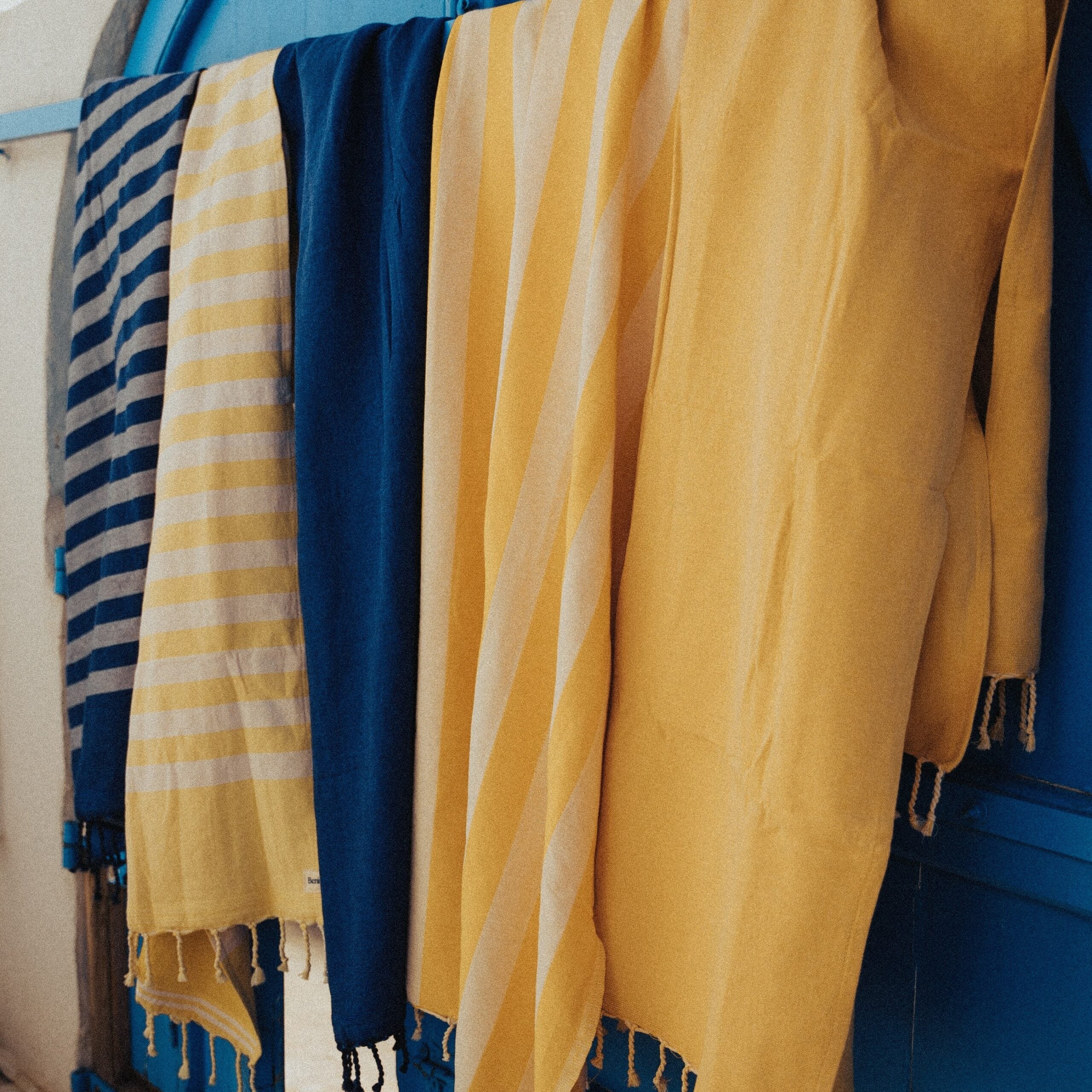 Fouta éponge bleu marine rayée