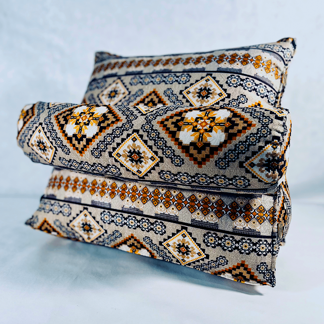 Oreiller triangulaire en velours motif jaguar avec rembourrage en mousse, confor - artisanat Tunisien fait main | ILEYCOM