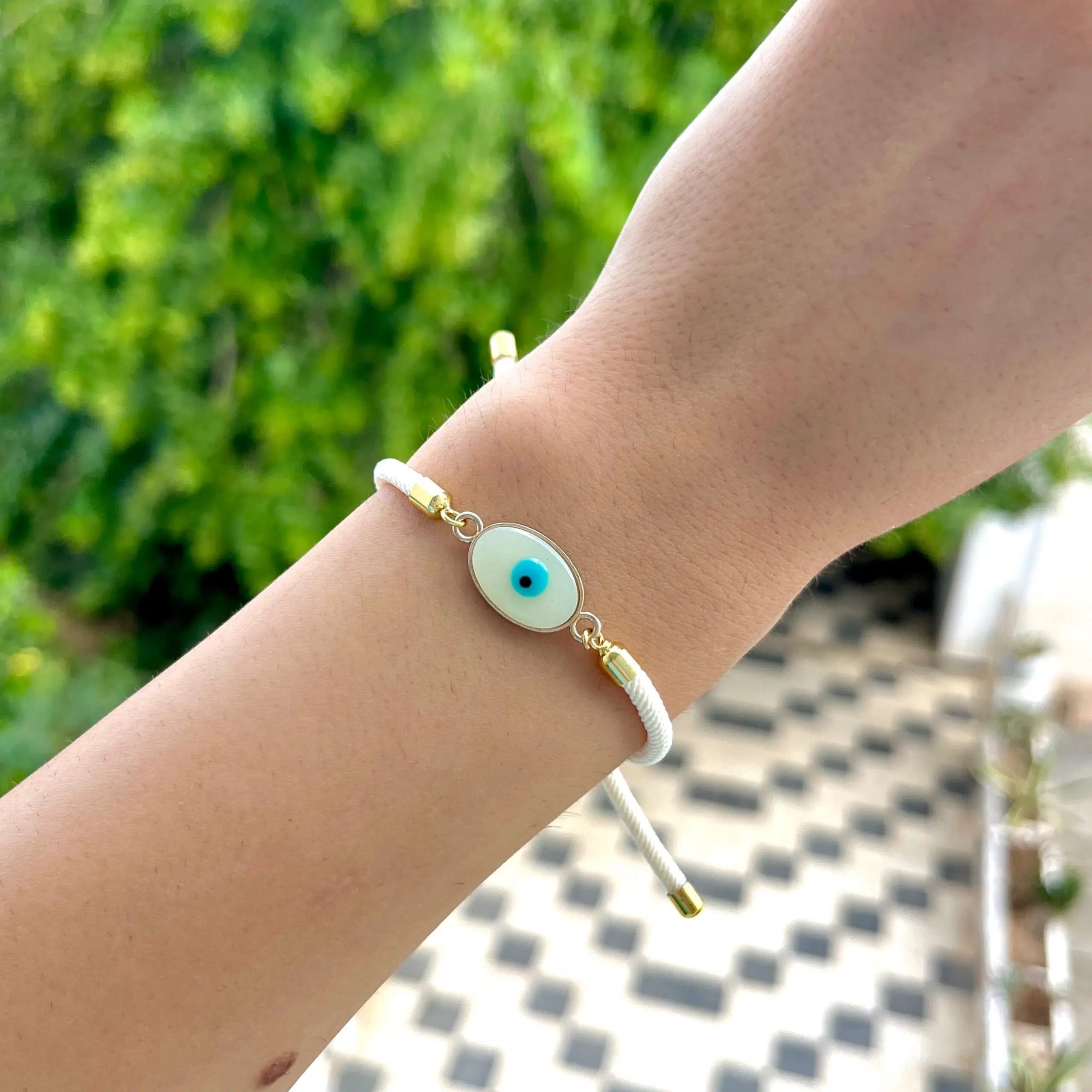 Bracelet œil traditionnel unixe en cordon blanc exclusif