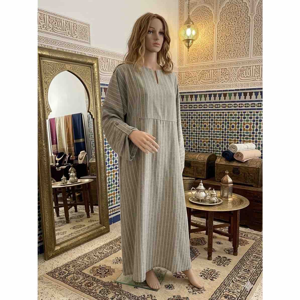 Robe chic sport chic en vert et beige pour un look irrésistible