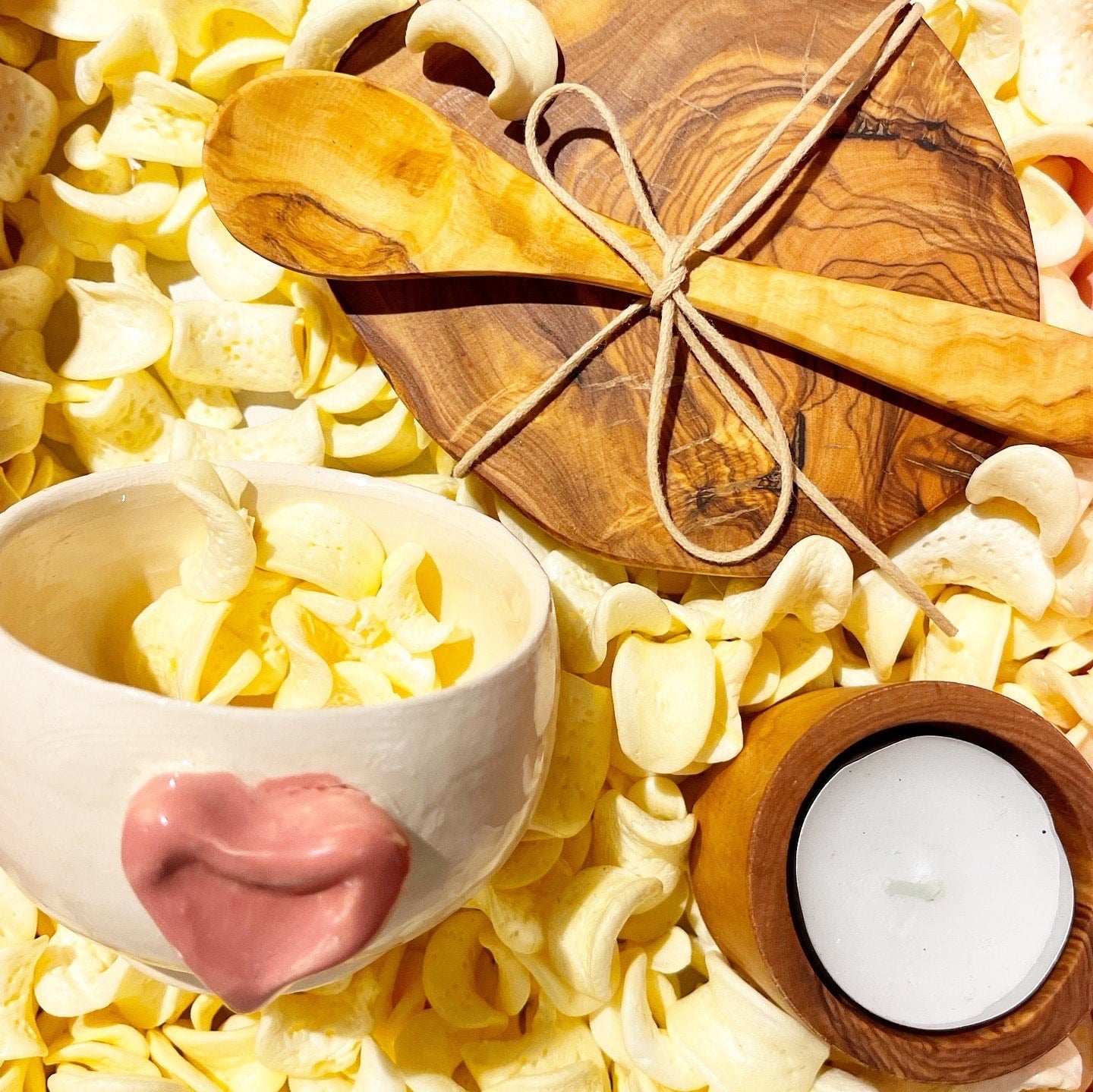 Pack mug cœur avec cuillère, sous-tasse et porte-bougie en bois d’olivier