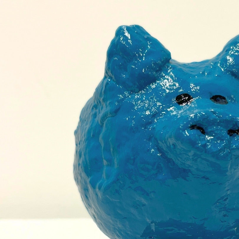 Petit cochon bleu upcyclé sur support en bois e papier mâché et technique mixte