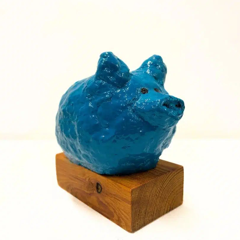 Petit cochon bleu upcyclé sur support en bois e papier mâché et technique mixte