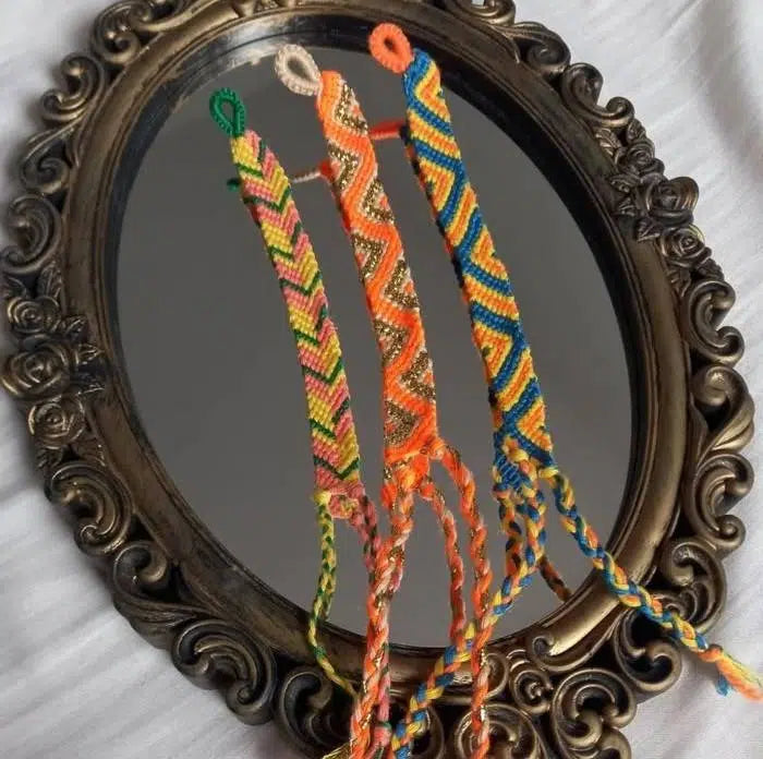 Bracelet brésilien fait main en coton multicolore irrésistible