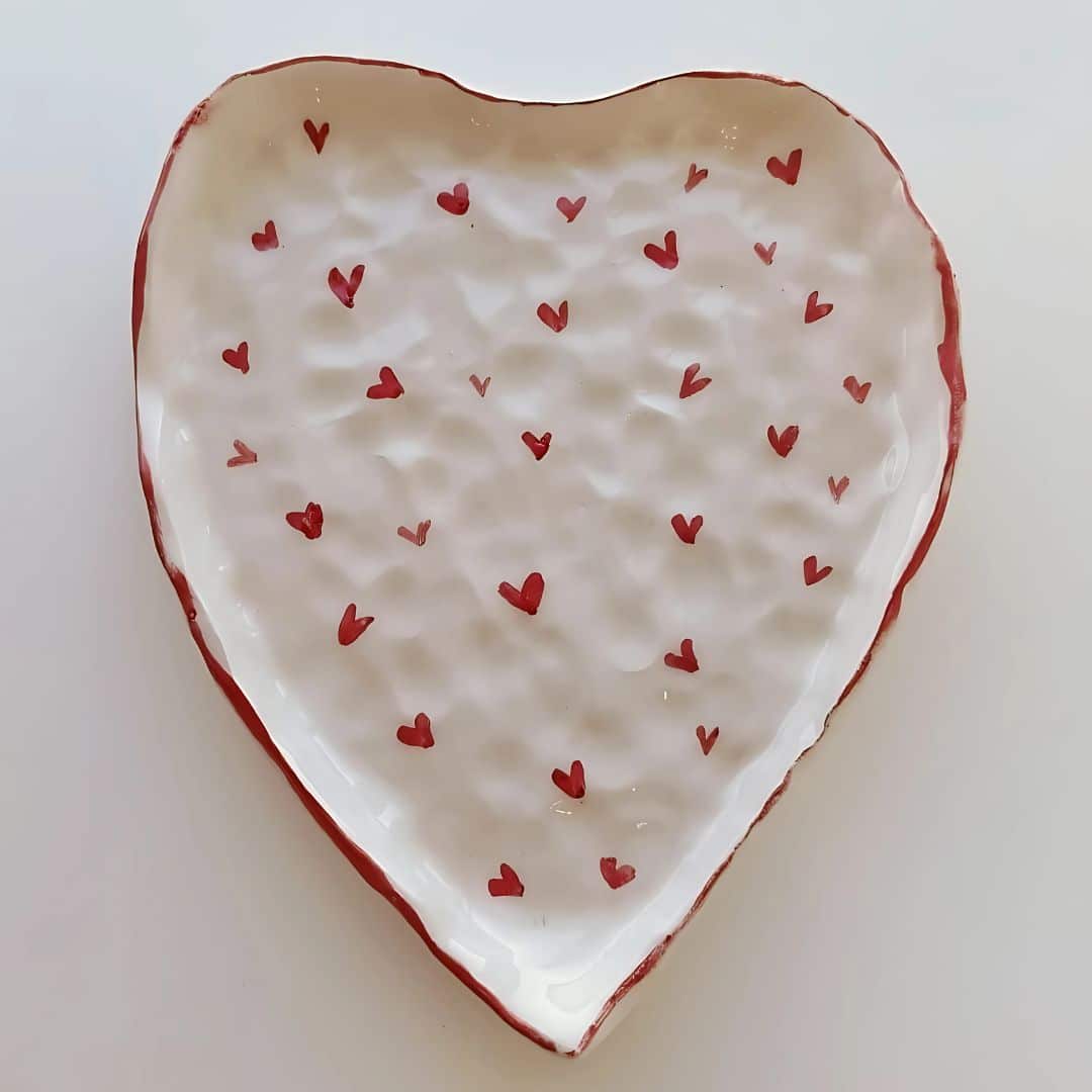 Plat en céramique forme cœur avec petits motifs cœurs - artisanat Tunisien fait main | ILEYCOM