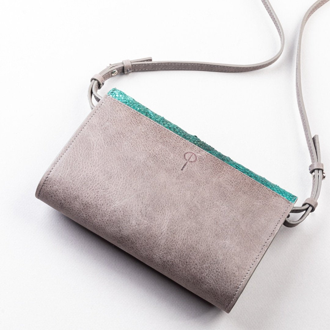 Pochette en cuir de saumon Emerald en gris avec détails en vert - artisanat Tunisien fait main | ILEYCOM