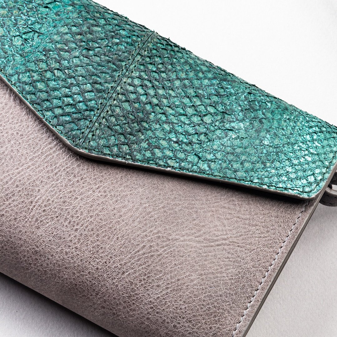 Pochette en cuir de saumon Emerald en gris avec détails en vert - artisanat Tunisien fait main | ILEYCOM
