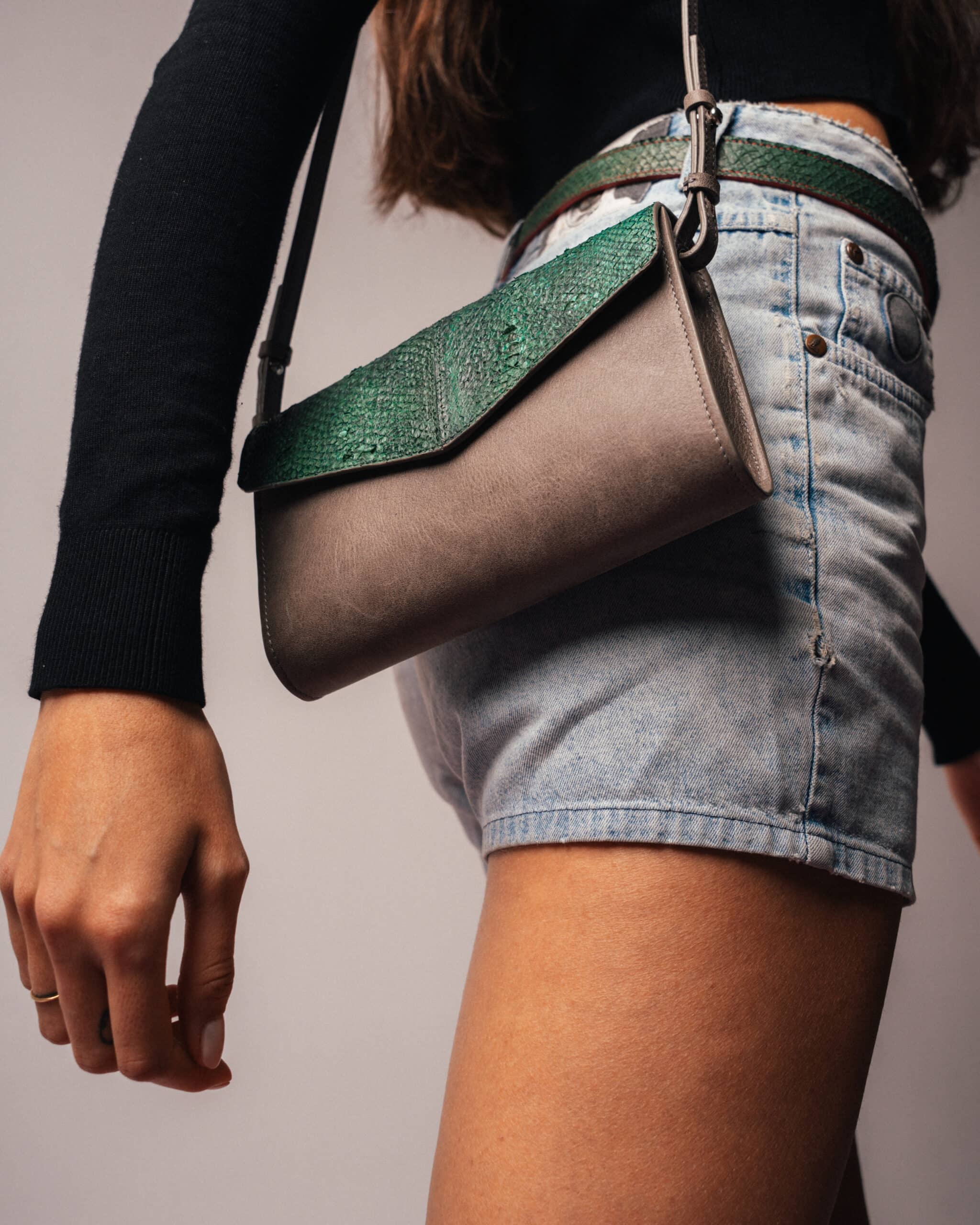 Pochette en cuir de saumon Emerald en gris avec détails en vert - artisanat Tunisien fait main | ILEYCOM