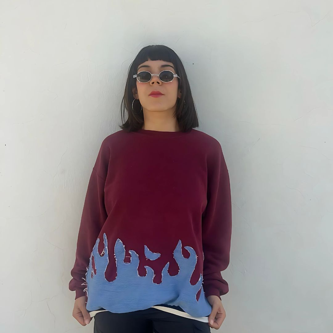 Pull en jean "Inferno Denim" en coton bordeaux & patchwork flammes - artisanat Tunisien fait main | ILEYCOM