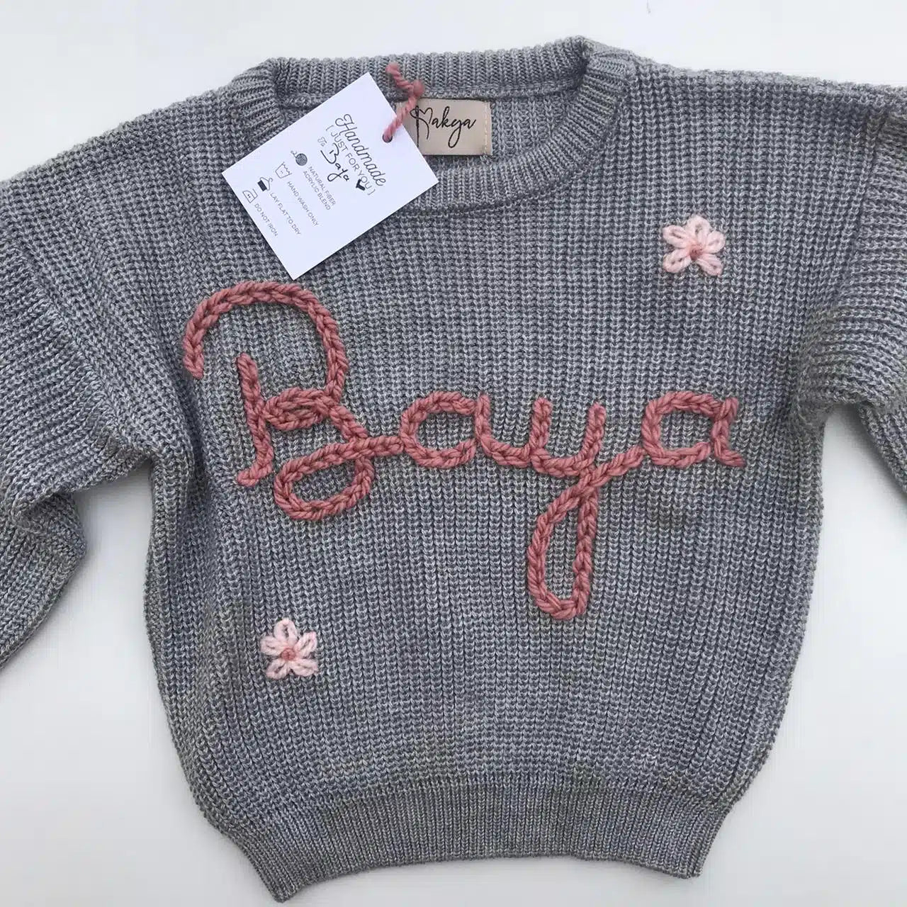 Pull gris oversize en laine et coton avec prénom personnalisable brodé à la main