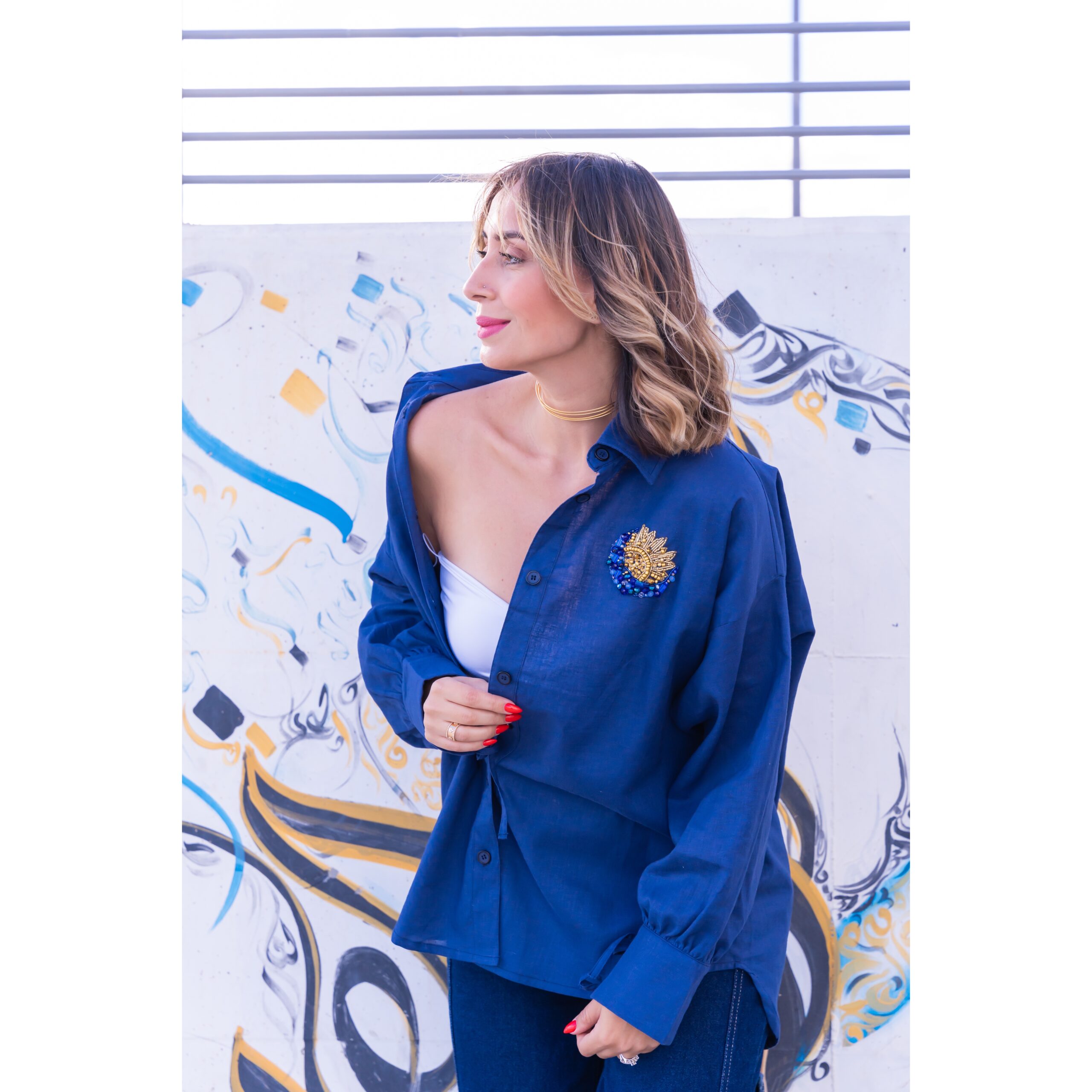 Chemise bleue marine en lin brodée à la main