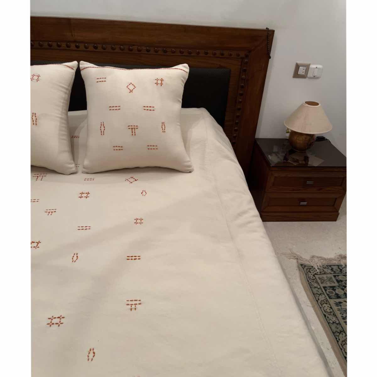Couvre-lit 2 Places 100% Laine Brodé Main – Motifs Berbères Orange sur Écru + 2 Coussins 60x60 cm