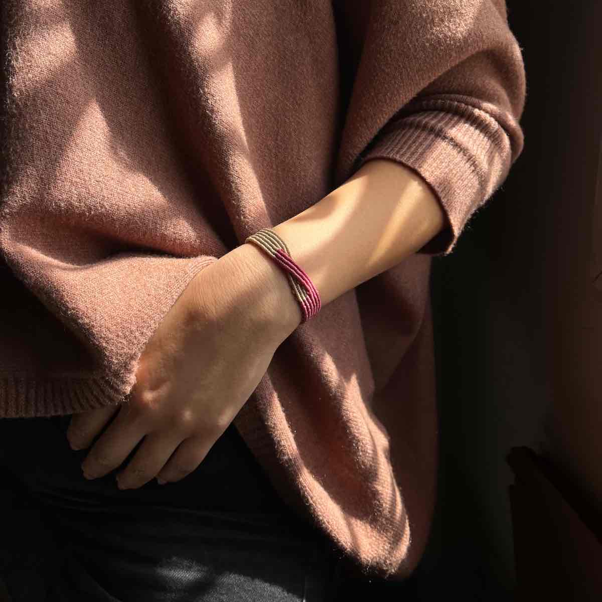 Bracelet beige croisé rose pour un style unique et élégant
