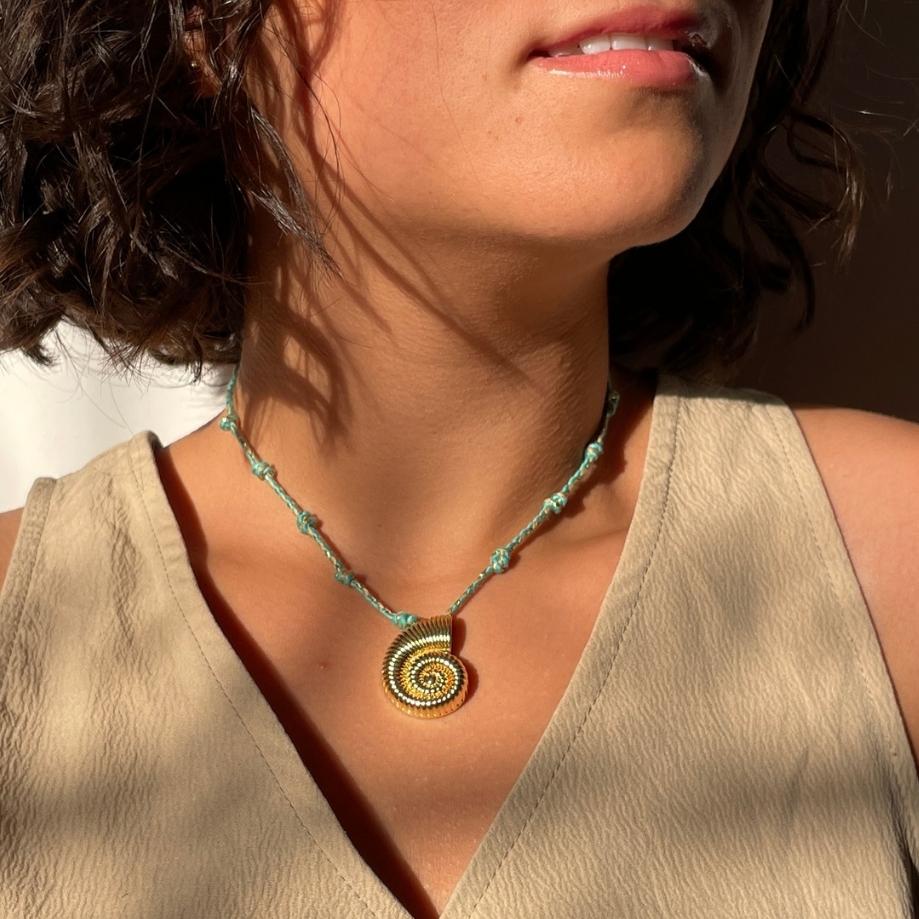 collier coquillage doré artisanal pour un look estival unique