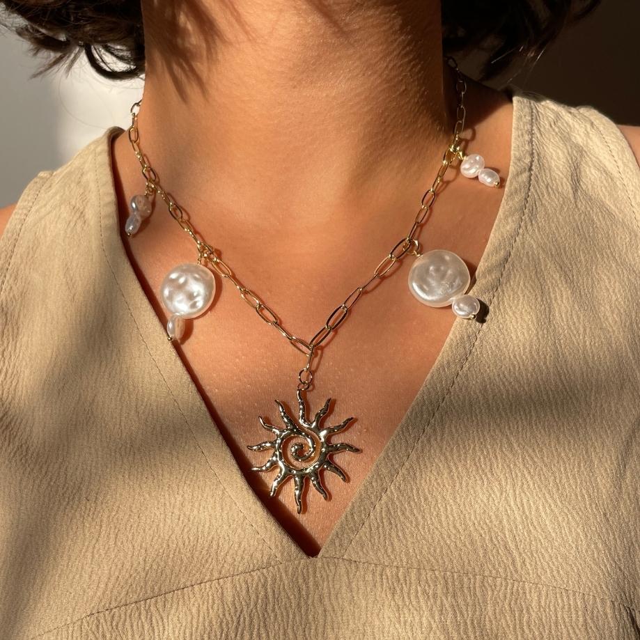 Collier artisanal soleil doré et perles en nacre blanche