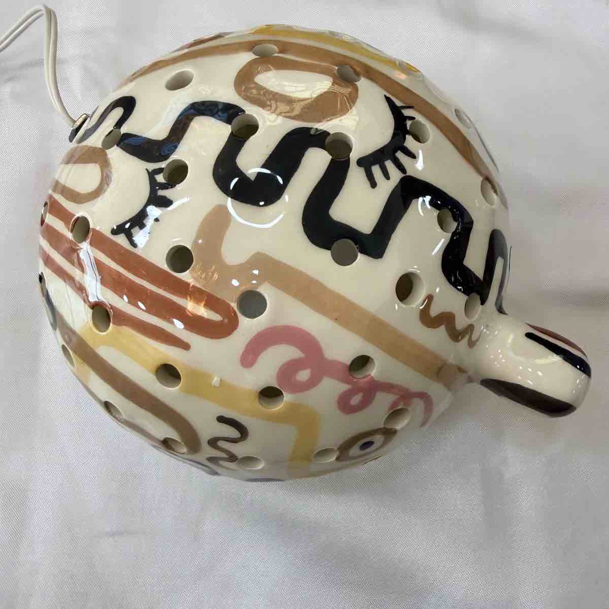 lampe tortue céramique élégante en tons pastels pour votre déco