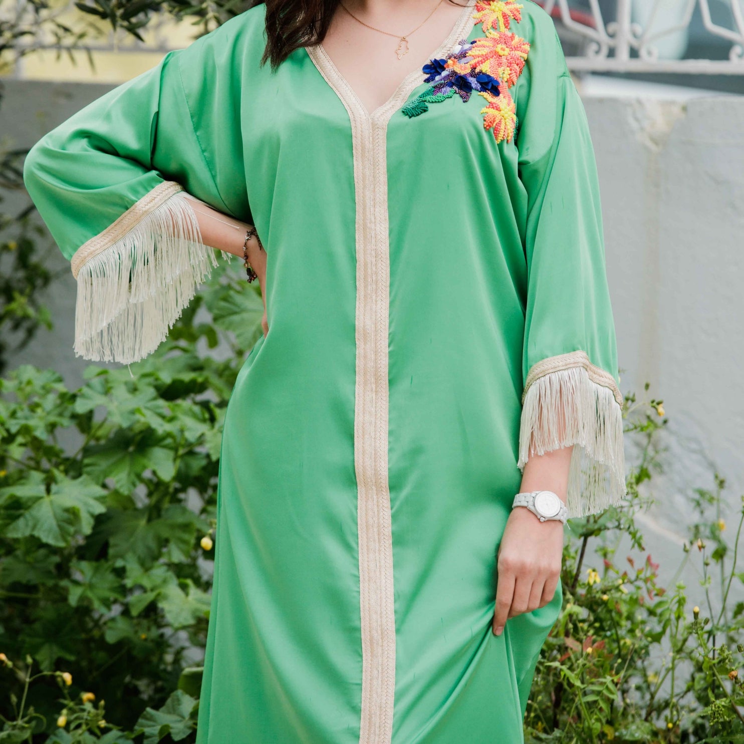 Robe jebba verte col en V bordé de finitions dorées - artisanat Tunisien fait main | ILEYCOM