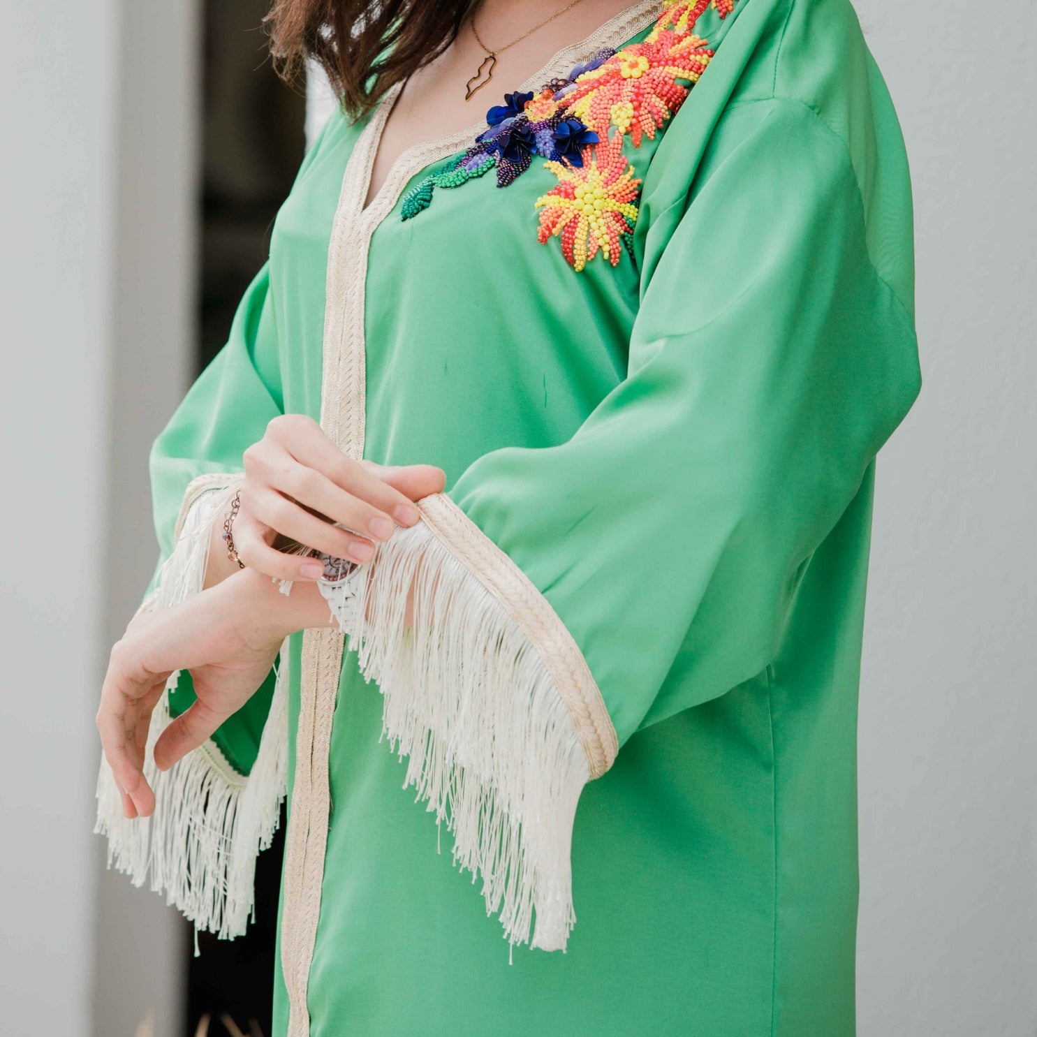 Robe jebba verte col en V bordé de finitions dorées - artisanat Tunisien fait main | ILEYCOM