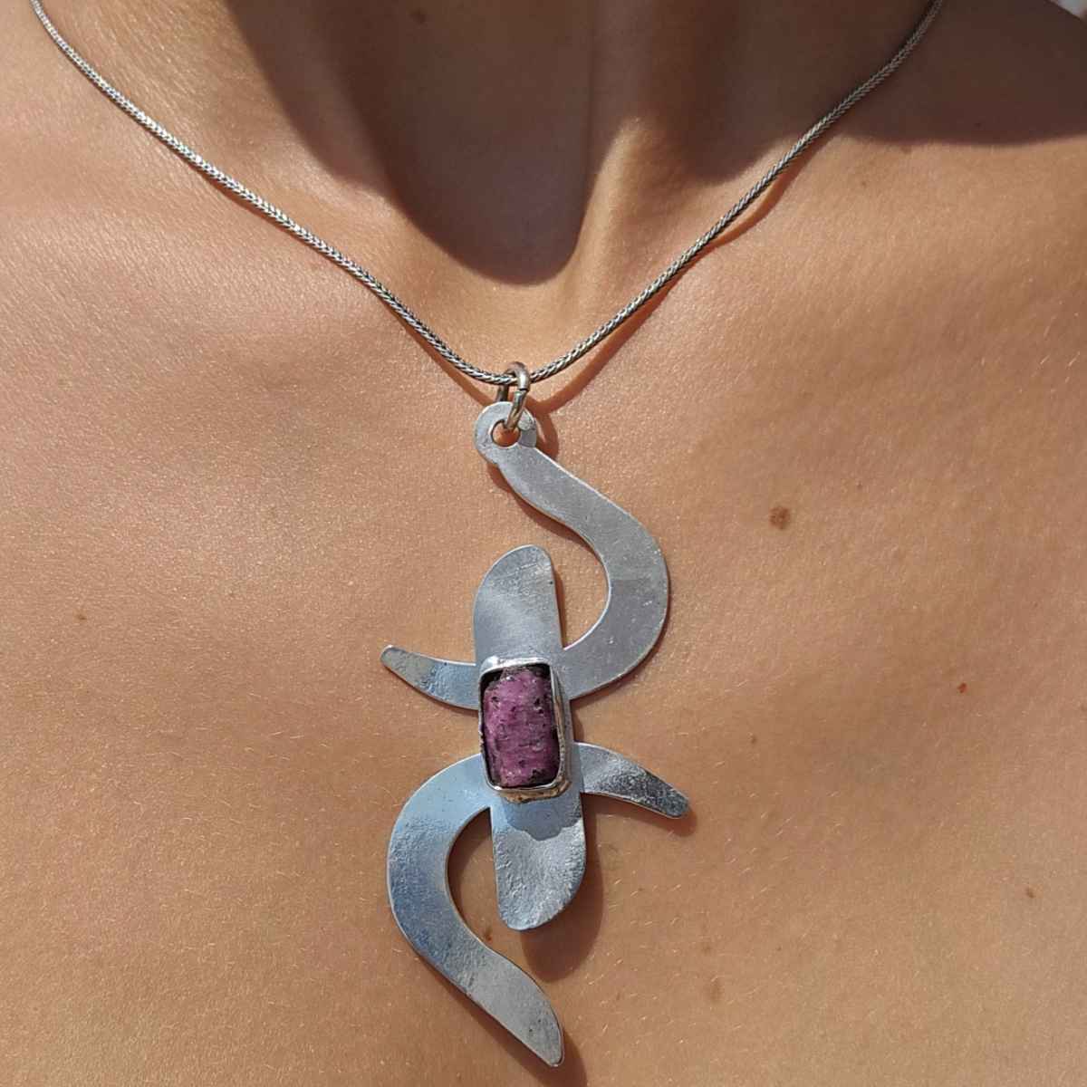 collier Yaz en argent 925 avec ruby brut au milieu, style Amazigh exclusif