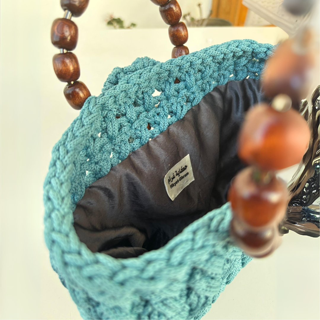 sac en crochet bleu avec anses en bois