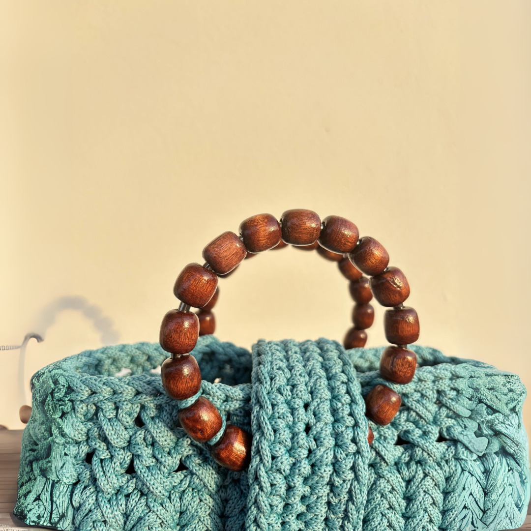 sac en crochet bleu avec anses en bois