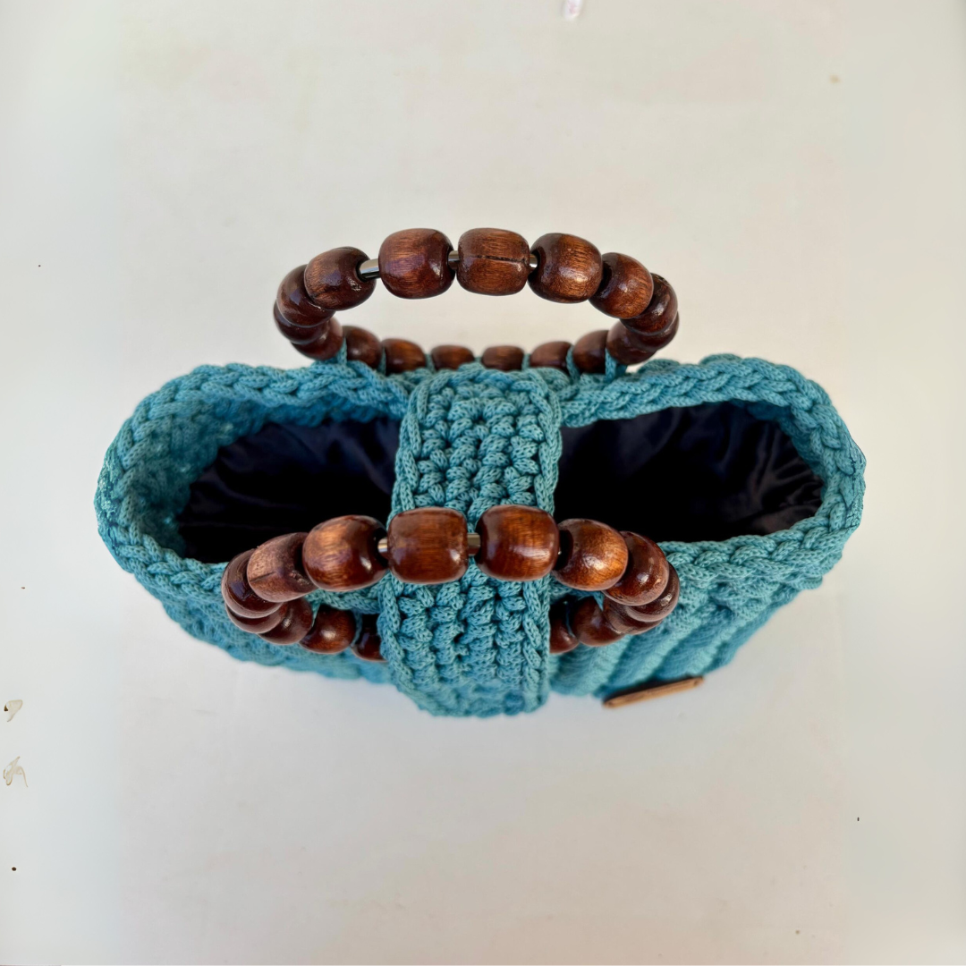 sac en crochet bleu avec anses en bois